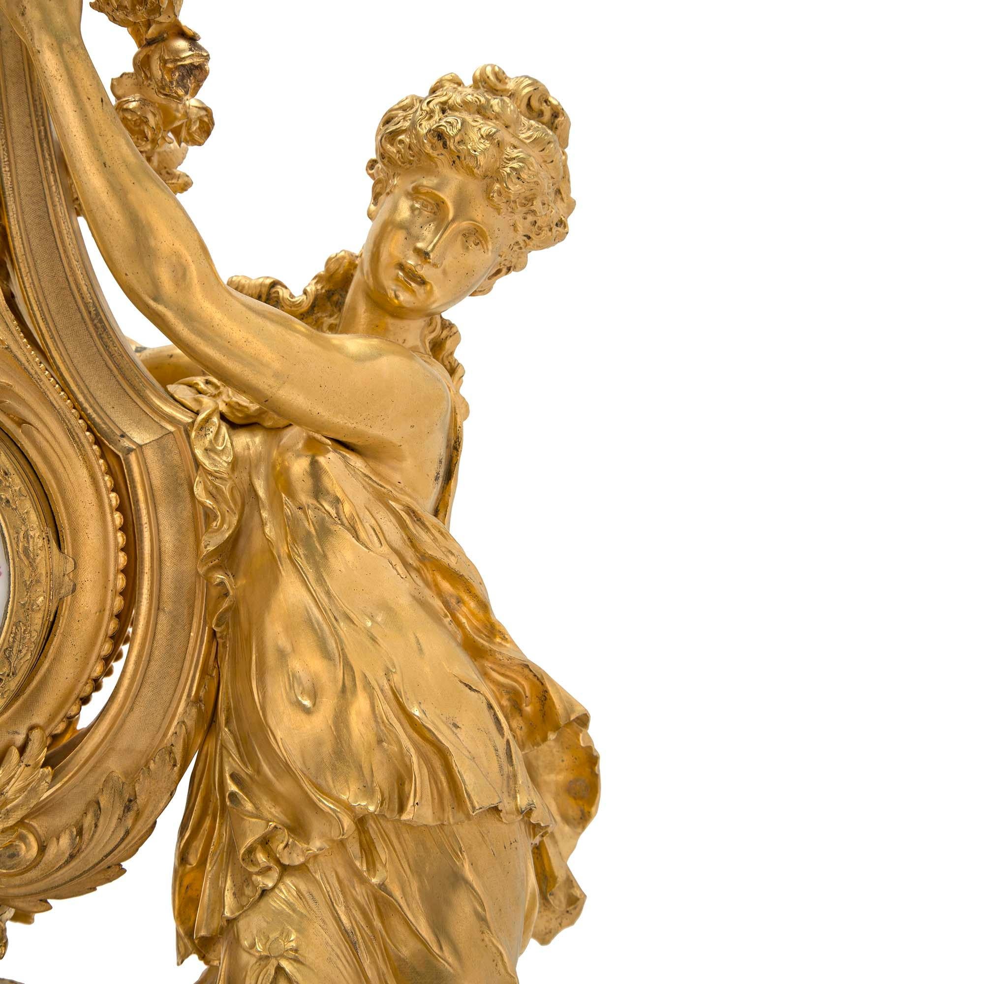 Uhr aus Marmor und fein ziselierter Goldbronze im Louis-XVI-Stil des 19. Jahrhunderts im Angebot 2