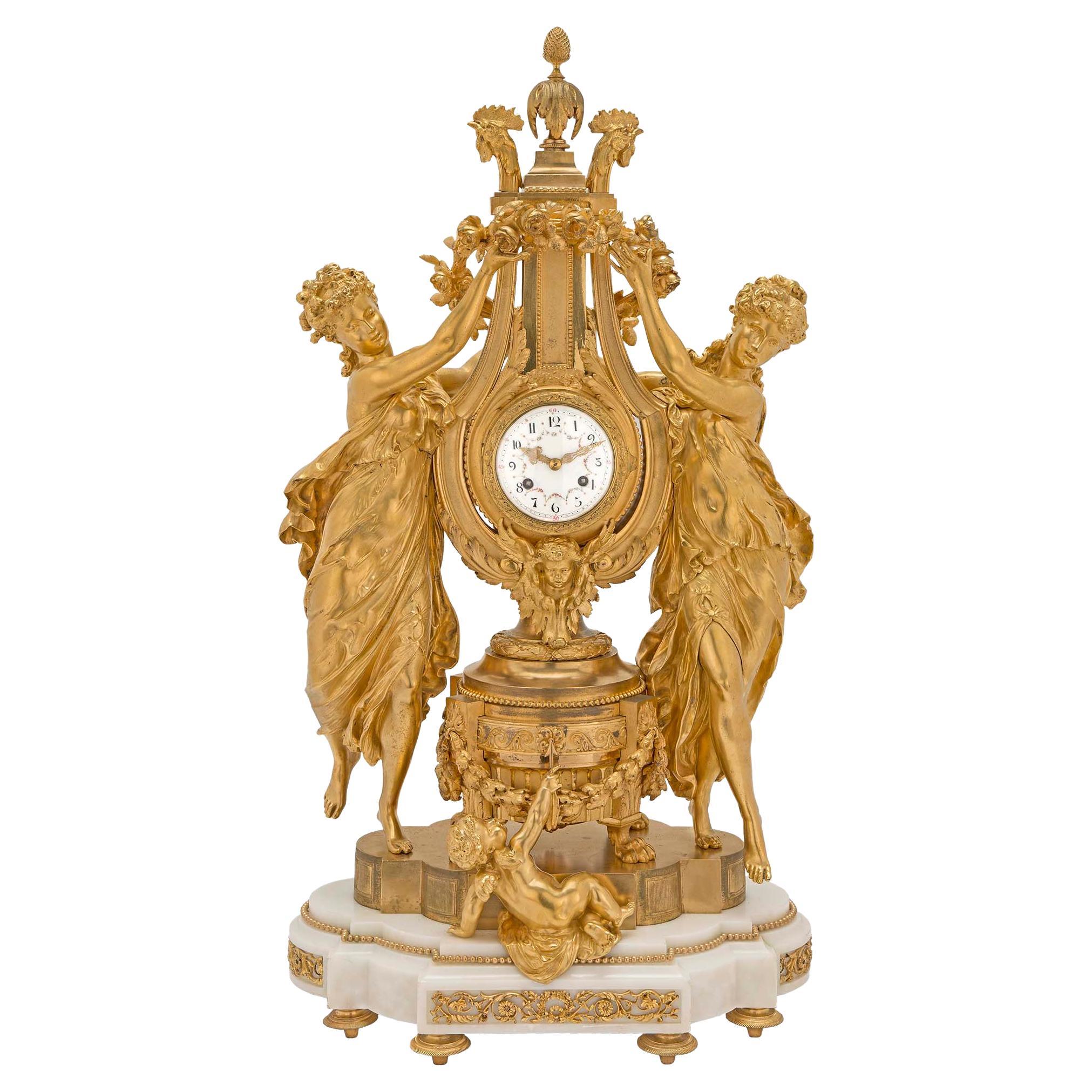 Uhr aus Marmor und fein ziselierter Goldbronze im Louis-XVI-Stil des 19. Jahrhunderts im Angebot