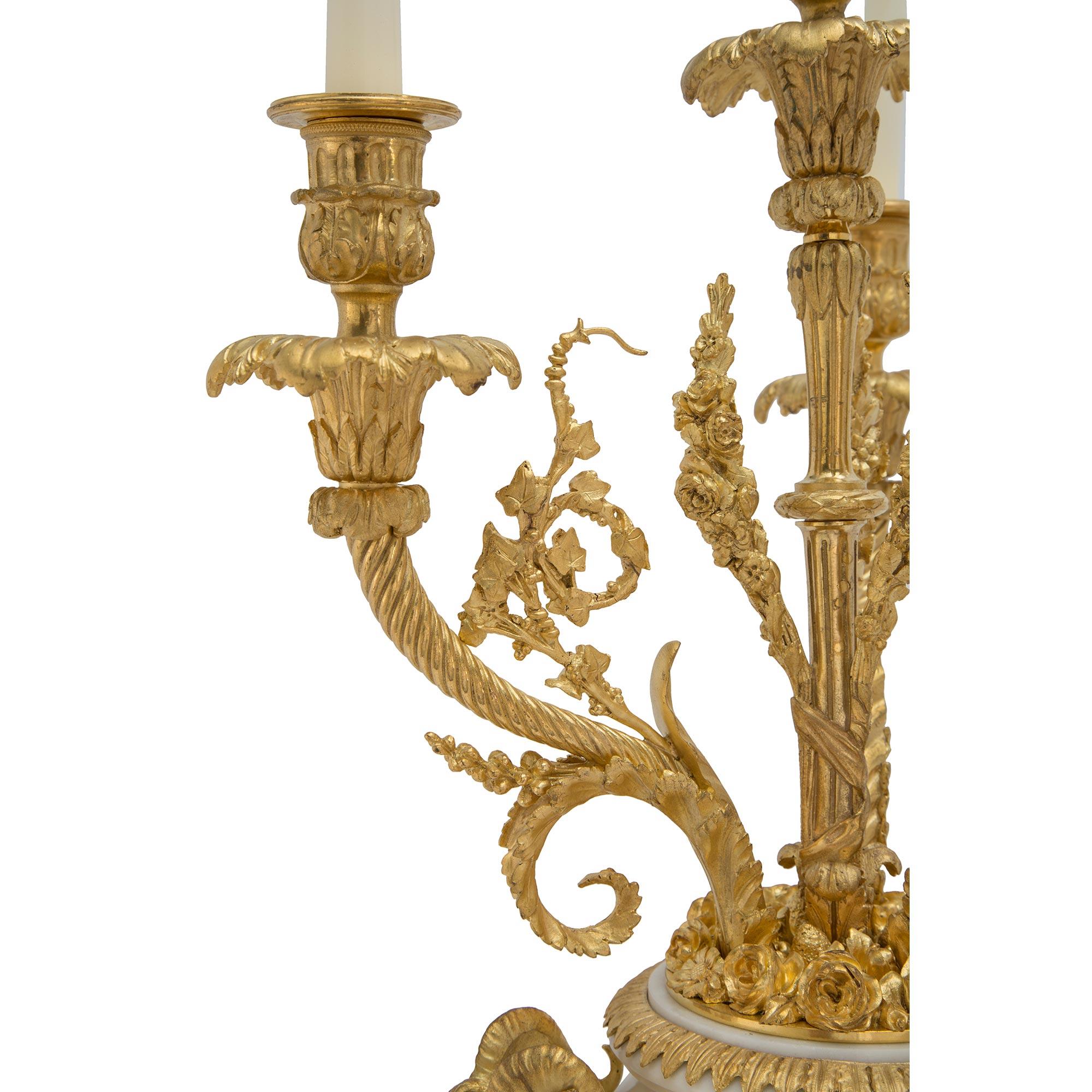 Bronze doré Lampes à candélabre de style Louis XVI du XIXe siècle en marbre et bronze doré en vente
