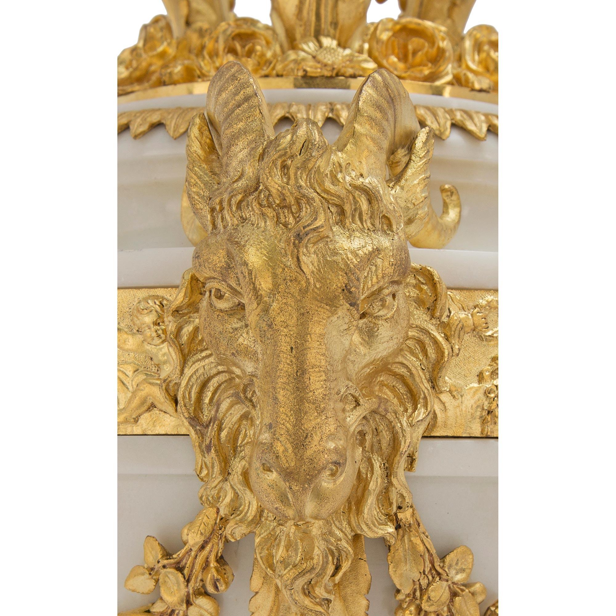 Kandelaber aus Marmor und Goldbronze im Louis-XVI-Stil des 19. Jahrhunderts im Angebot 2