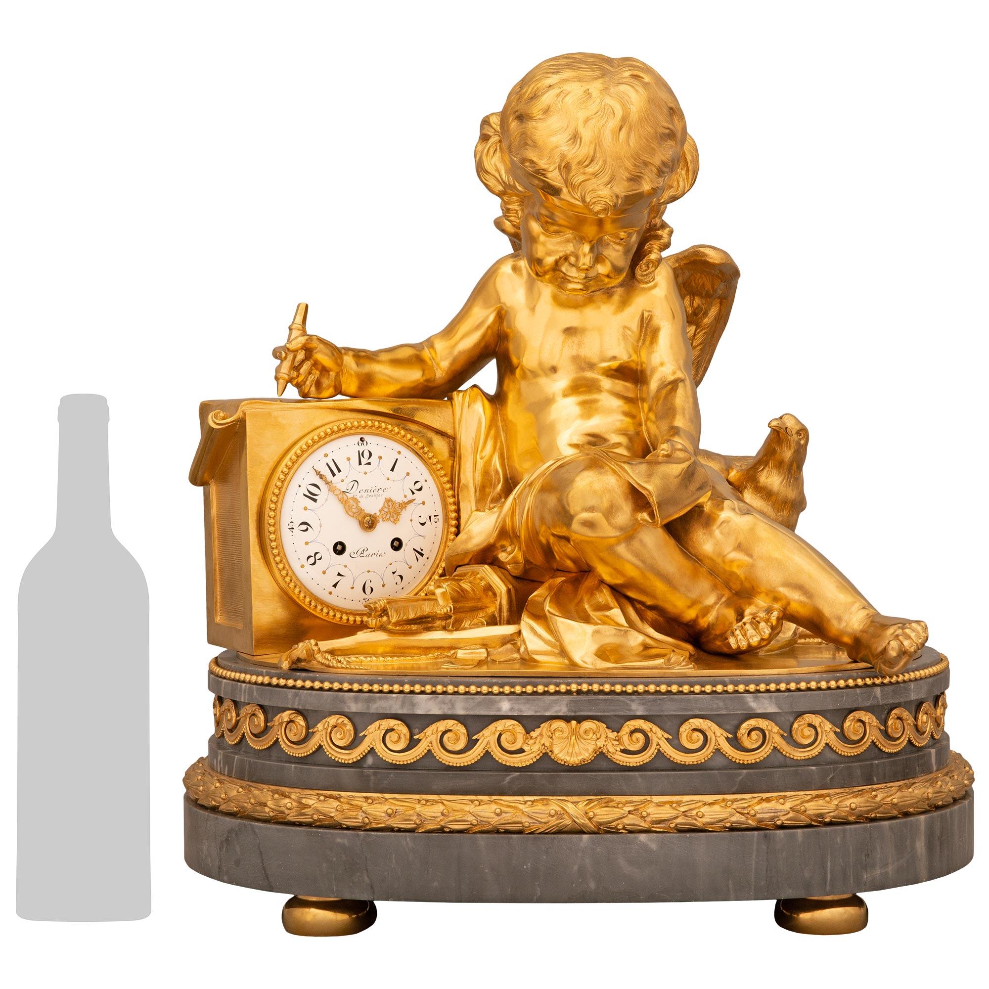 Impressionnante pendule en marbre et bronze doré de style Louis XVI du XIXe siècle, signée Derniere. Cette horloge exquise et de grande qualité repose sur un impressionnant piédestal en marbre gris tacheté de Sainte-Anne, soutenu par des pieds en