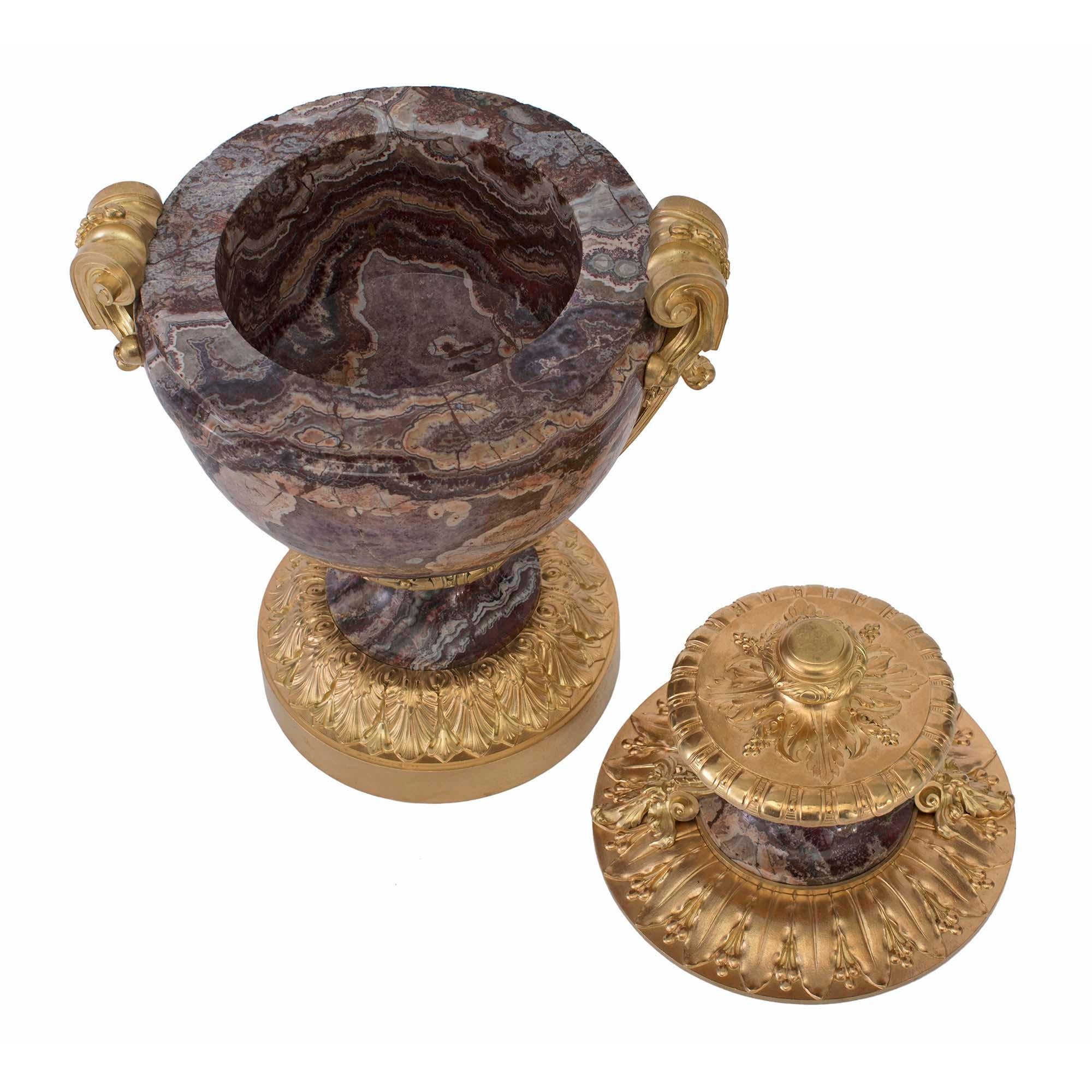 Urna francesa con tapa de mármol y ormolina del siglo XIX, estilo Luis XVI Francés en venta
