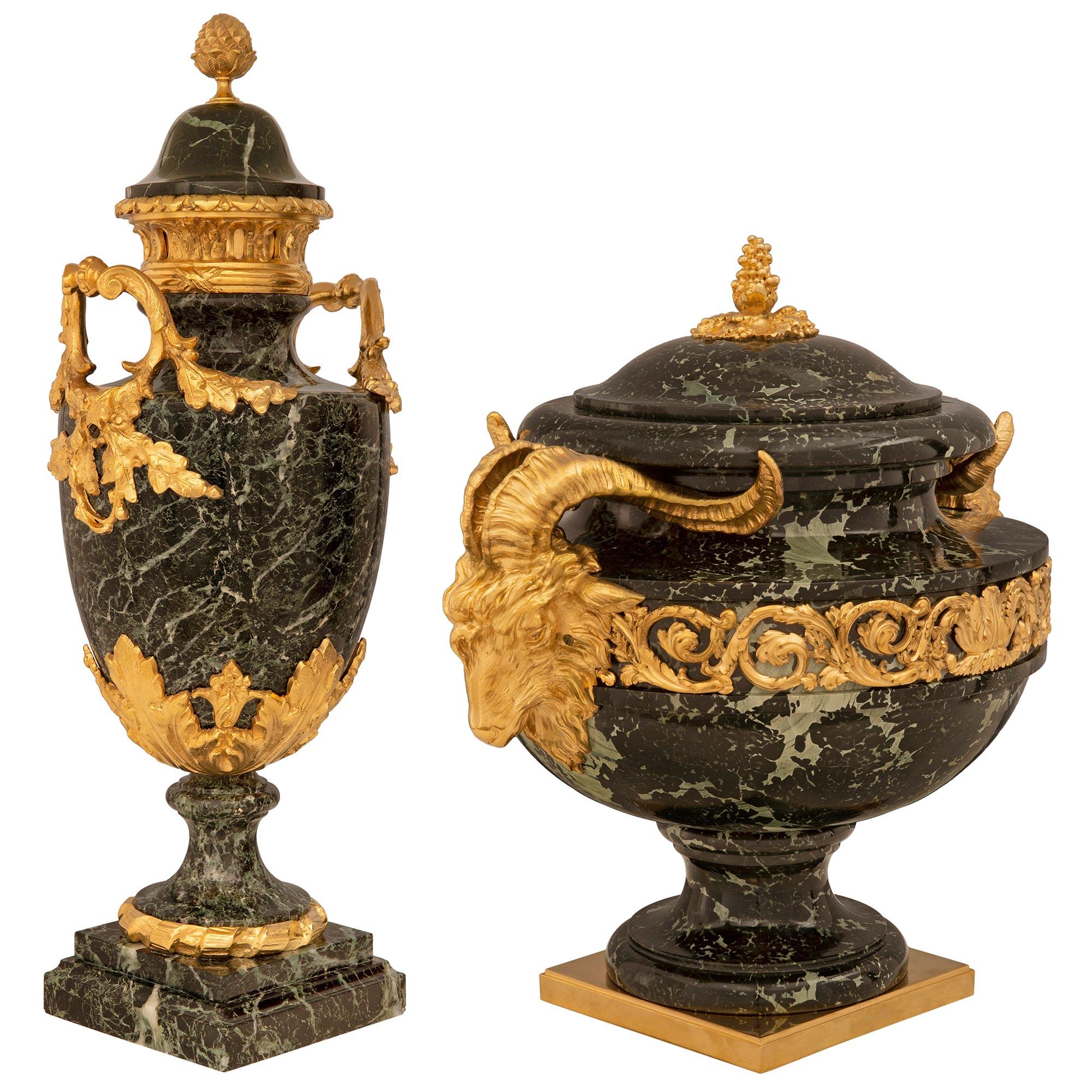 Ein beeindruckendes und äußerst dekoratives französisches Louis XVI st. Vert de Patricia Marmor und Ormolu dreiteilige Garnitur aus dem 19. Das äußere Vasenpaar steht auf einem gesprenkelten quadratischen Sockel mit einem Ormolu-Band, das in sich