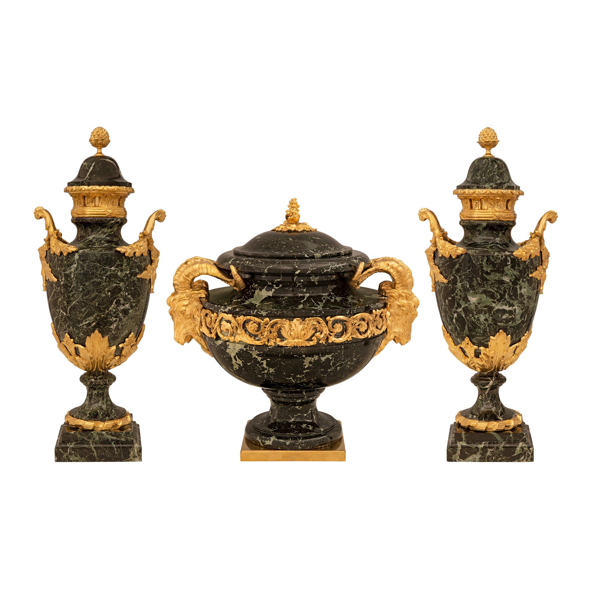 Juego de guarnición de tres piezas de mármol y ormolu de San Luis XVI del siglo XIX francés en venta