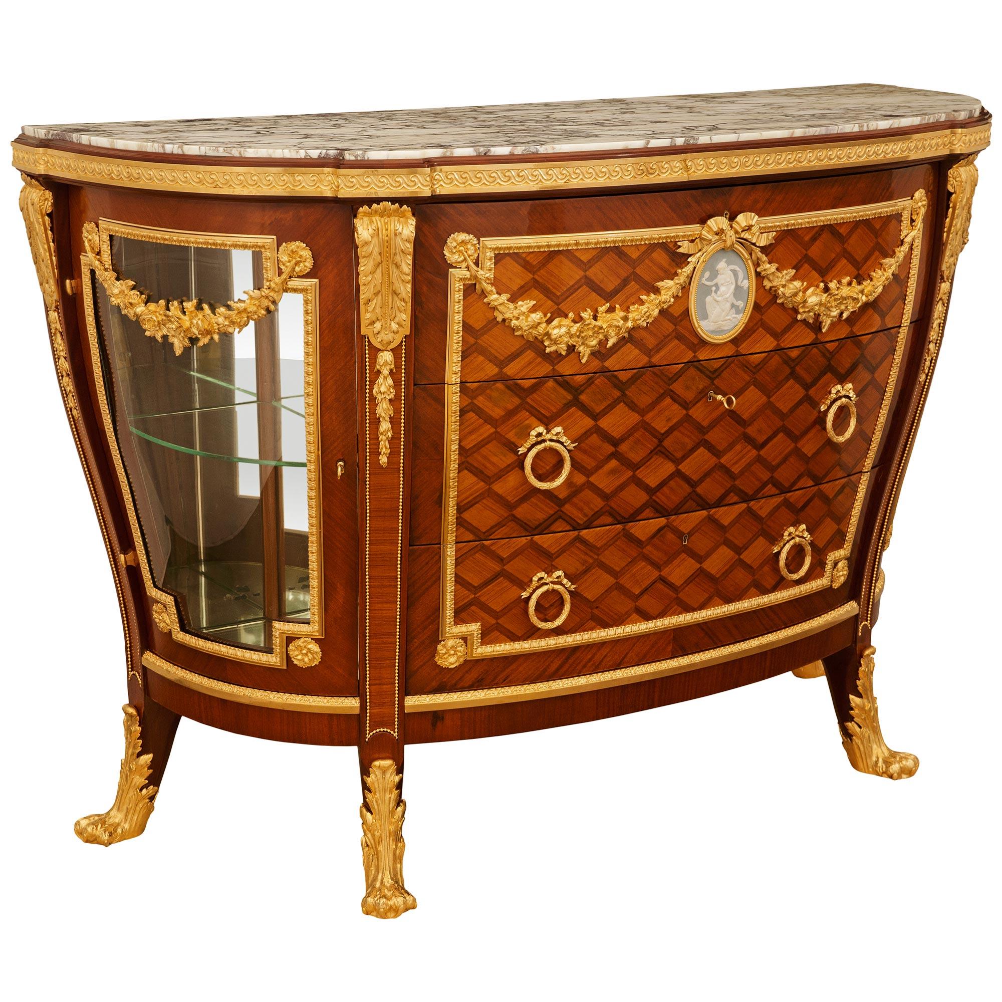 Belle Époque Commode/vitrine en marbre et porcelaine de Wedgwood du 19ème siècle. en vente