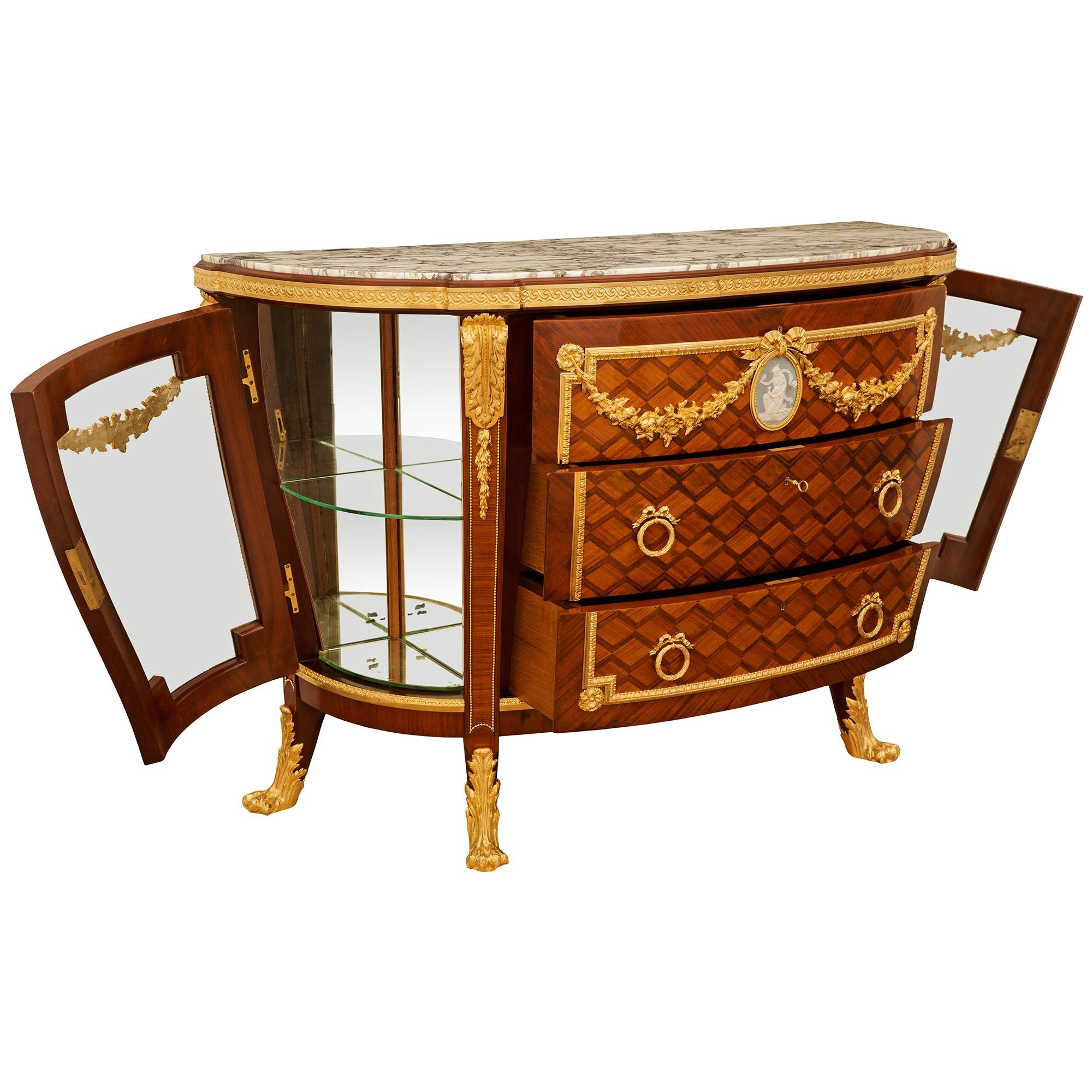 Français Commode/vitrine en marbre et porcelaine de Wedgwood du 19ème siècle. en vente