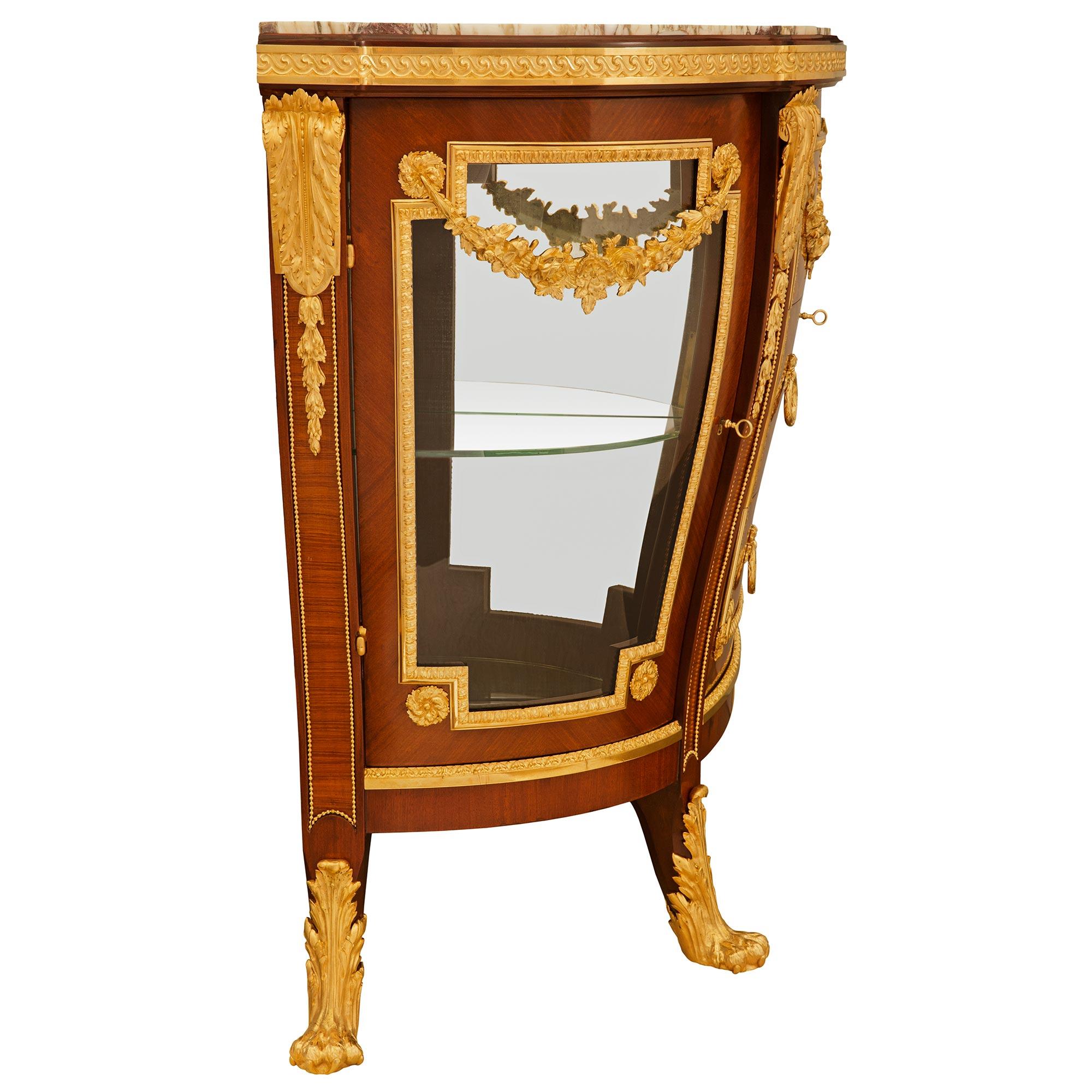 Commode/vitrine en marbre et porcelaine de Wedgwood du 19ème siècle. Bon état - En vente à West Palm Beach, FL