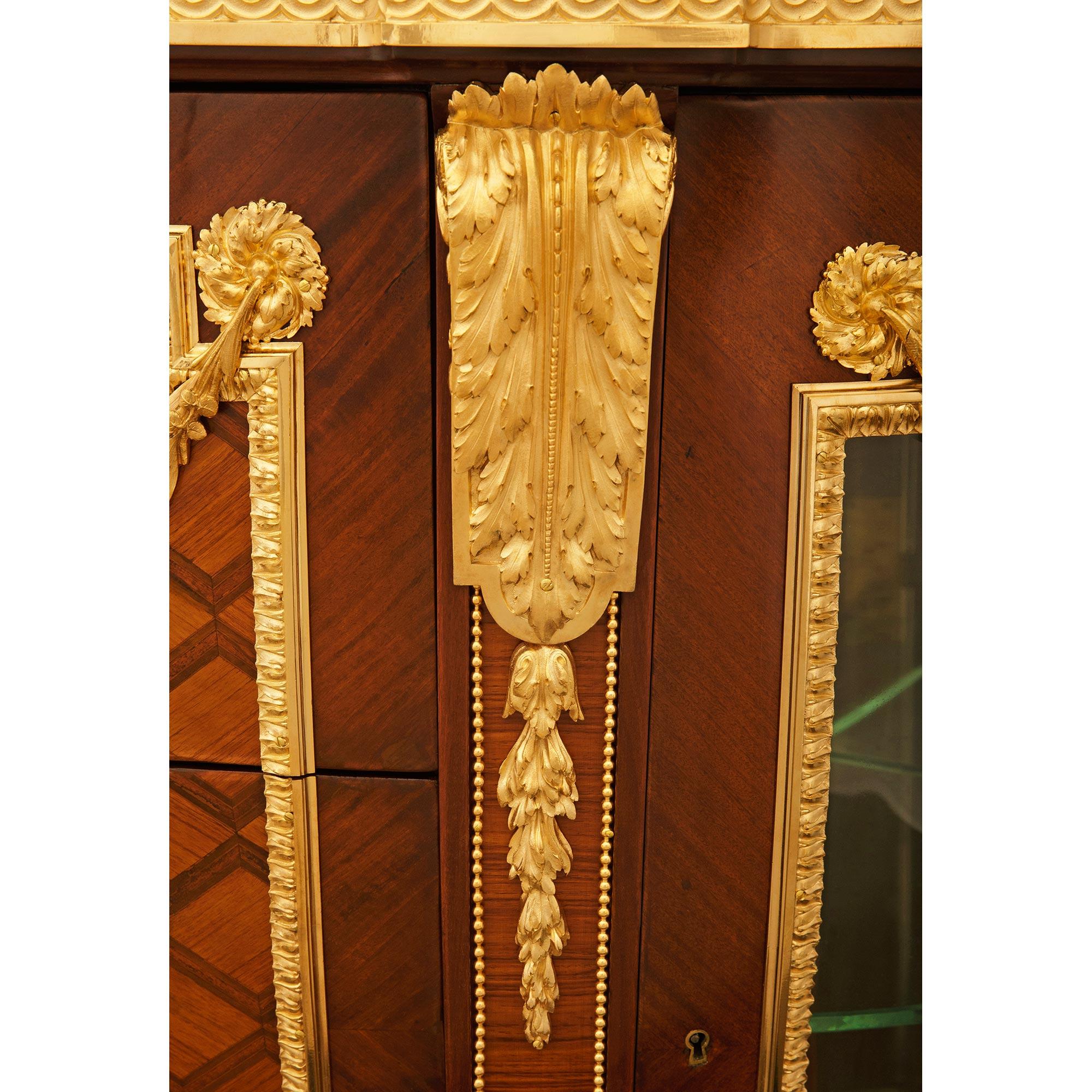 XIXe siècle Commode/vitrine en marbre et porcelaine de Wedgwood du 19ème siècle. en vente