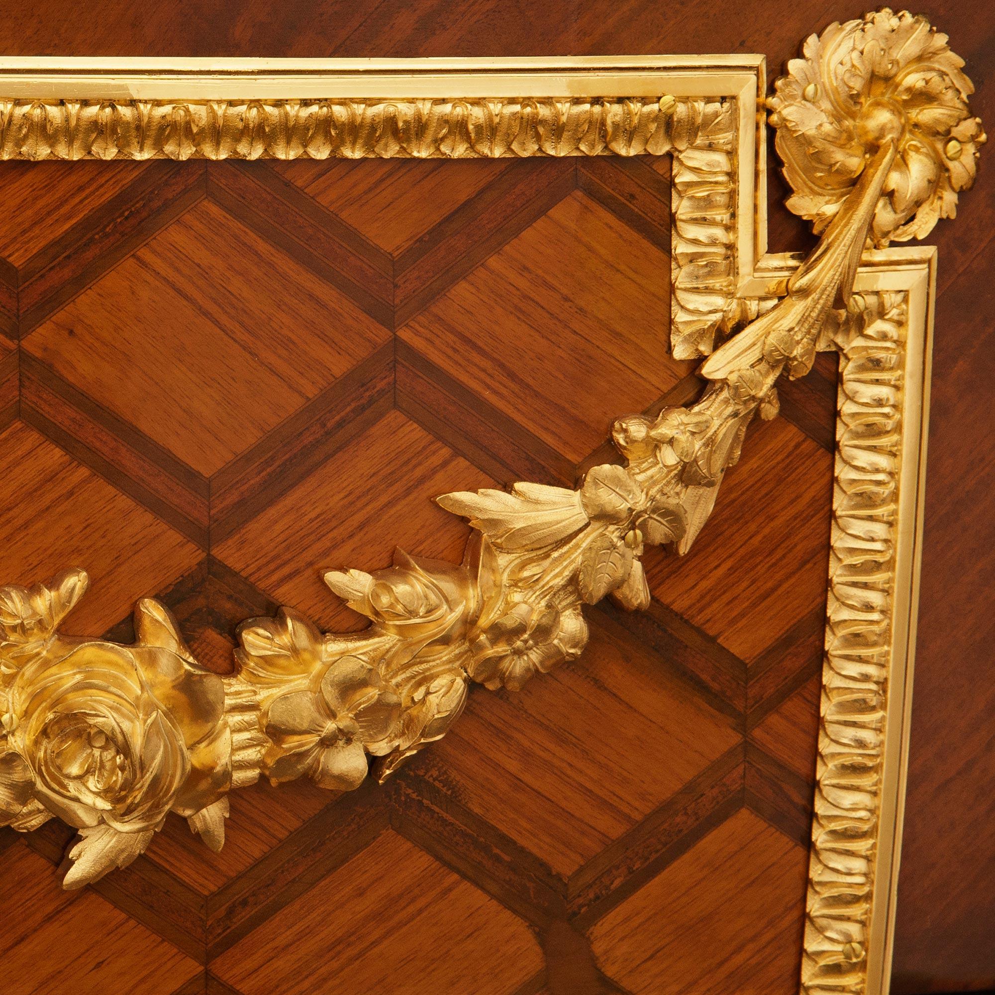 Commode/vitrine en marbre et porcelaine de Wedgwood du 19ème siècle. en vente 1