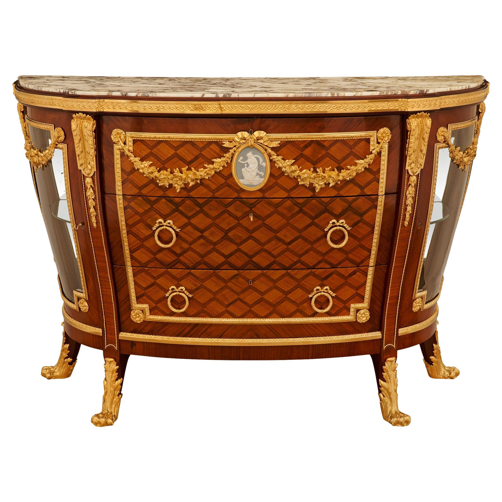Commode/vitrine en marbre et porcelaine de Wedgwood du 19ème siècle. en vente