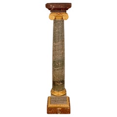 Colonne à piédestal en marbre, granit et bronze doré de style Louis XVI du 19e siècle.