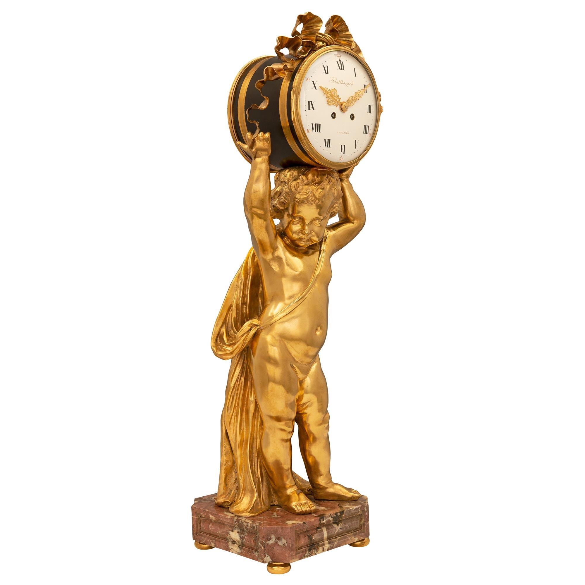 Eine schöne und große Französisch 19. Jahrhundert Louis XVI st. Brèche Violette Marmor, Ormolu und patinierte Bronze Uhr unterzeichnet Balthazard. Die Uhr steht auf einem quadratischen Sockel aus Brèche Violette-Marmor mit konkaven Ecken,