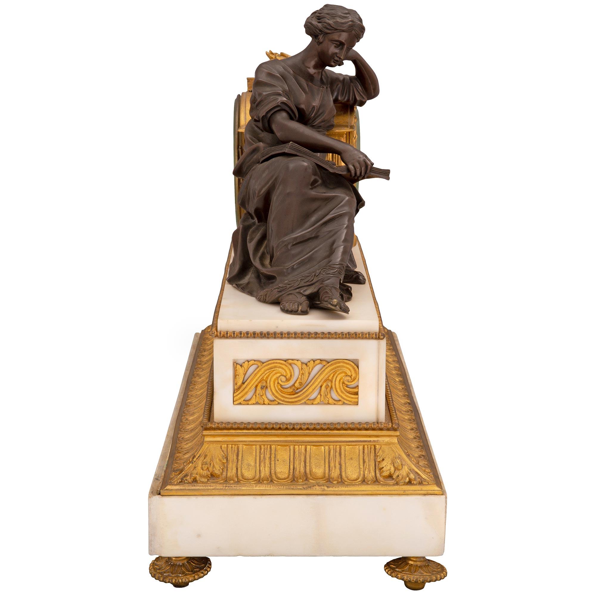 Français Pendule française du 19ème siècle de style Louis XVI en marbre, bronze doré et bronze patiné en vente