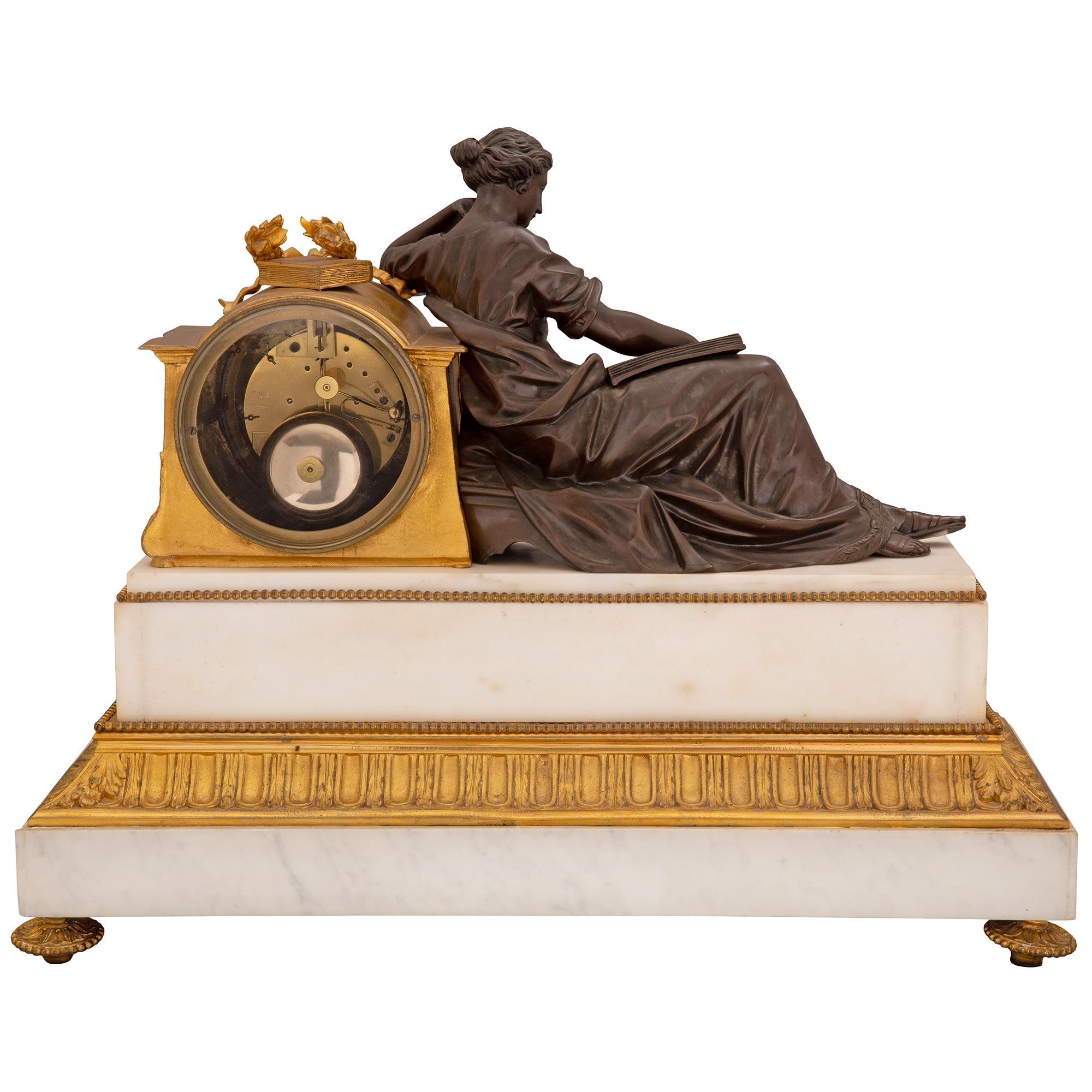 Patiné Pendule française du 19ème siècle de style Louis XVI en marbre, bronze doré et bronze patiné en vente