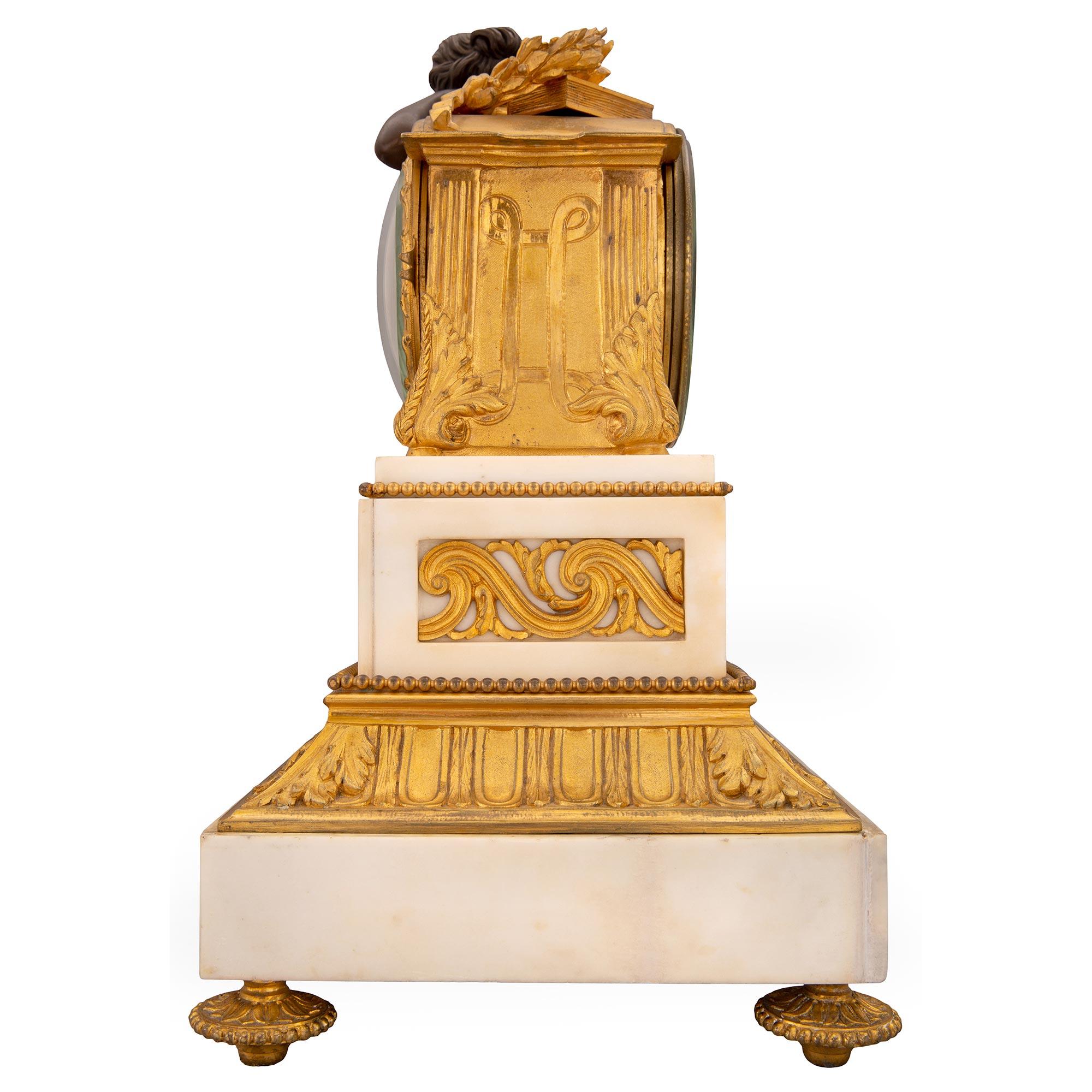 Pendule française du 19ème siècle de style Louis XVI en marbre, bronze doré et bronze patiné Bon état - En vente à West Palm Beach, FL