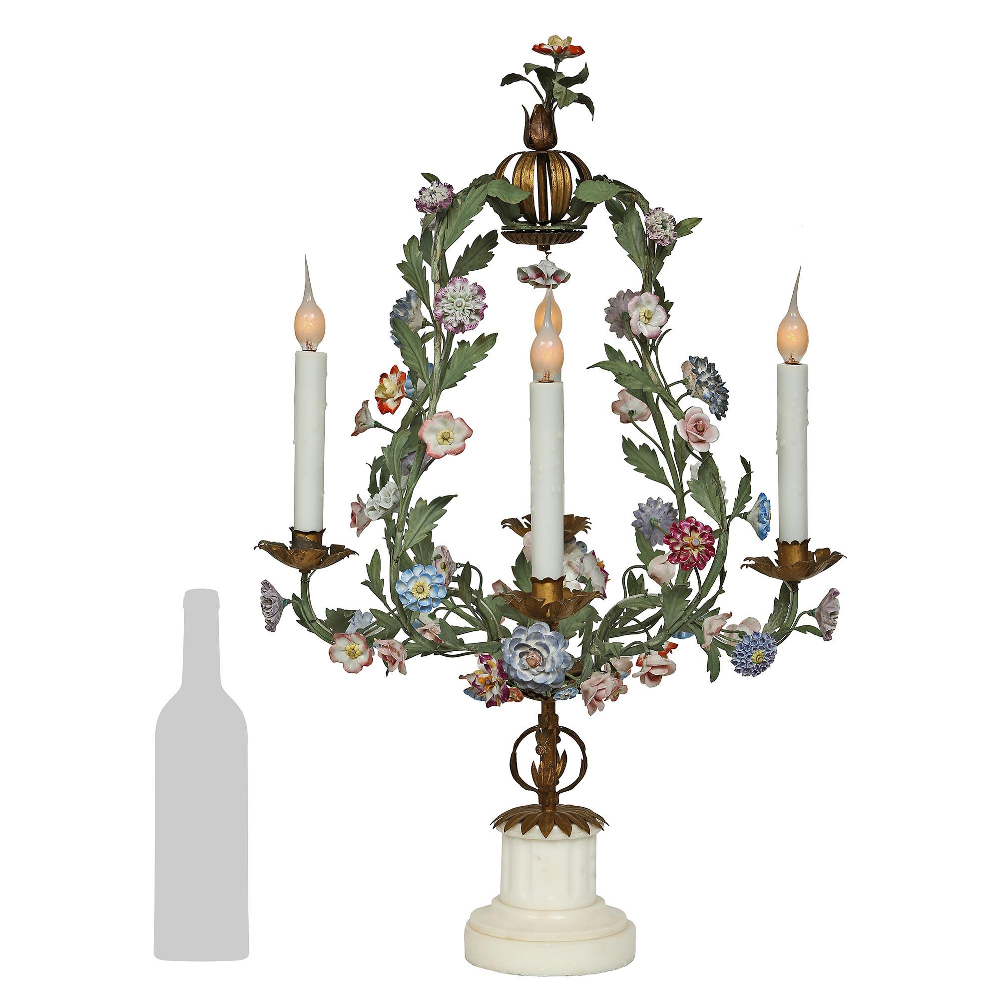 Encantadora y elegantísima lámpara francesa del siglo XIX, estilo Luis XVI, patinada, de metal dorado, porcelana de Sajonia y mármol. La encantadora lámpara de cuatro luces se eleva sobre una base circular de mármol blanco de Carrara con un borde