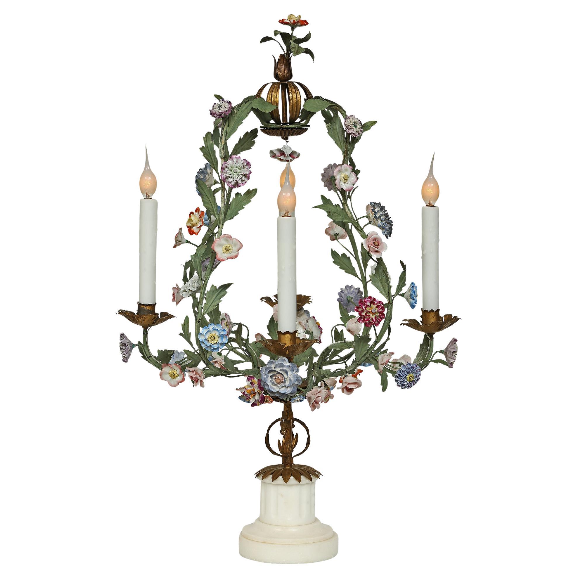 Francés del siglo XIX estilo Luis XVI  Lámpara de metal, porcelana y mármol en venta