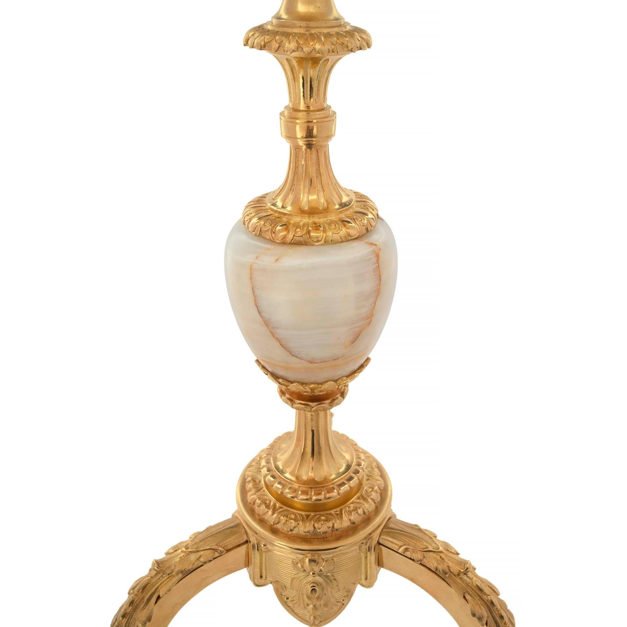 XIXe siècle Table d'appoint française du 19ème siècle de style Louis XVI en onyx et bronze doré d'époque Napoléon III
