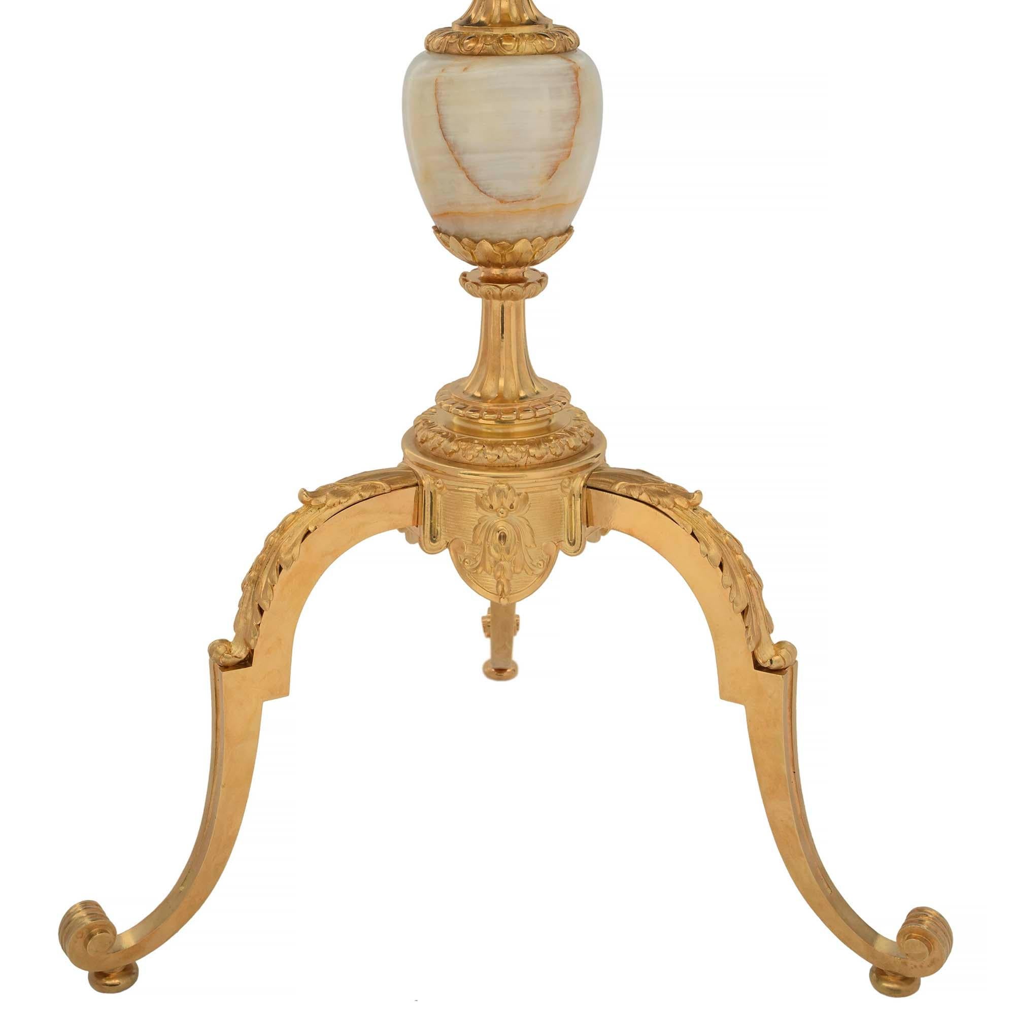 Table d'appoint française du 19ème siècle de style Louis XVI en onyx et bronze doré d'époque Napoléon III 2