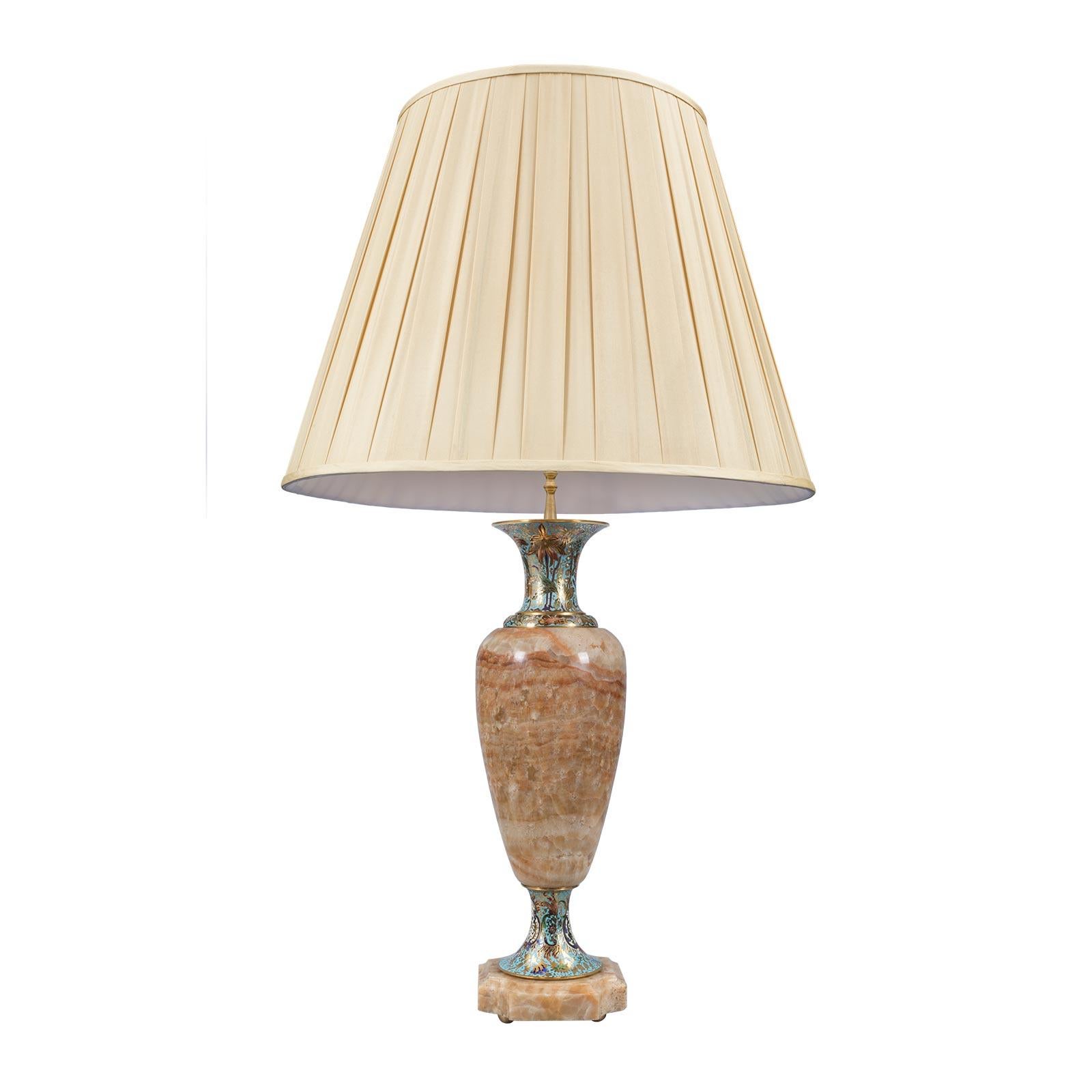 Lampe de haute qualité de style Louis XVI du 19ème siècle en onyx et cloisonné. La lampe est surélevée par des pieds demi-ronds en bronze doré sous une base carrée en onyx aux angles concaves et aux bords mouchetés. Le merveilleux corps est en onyx