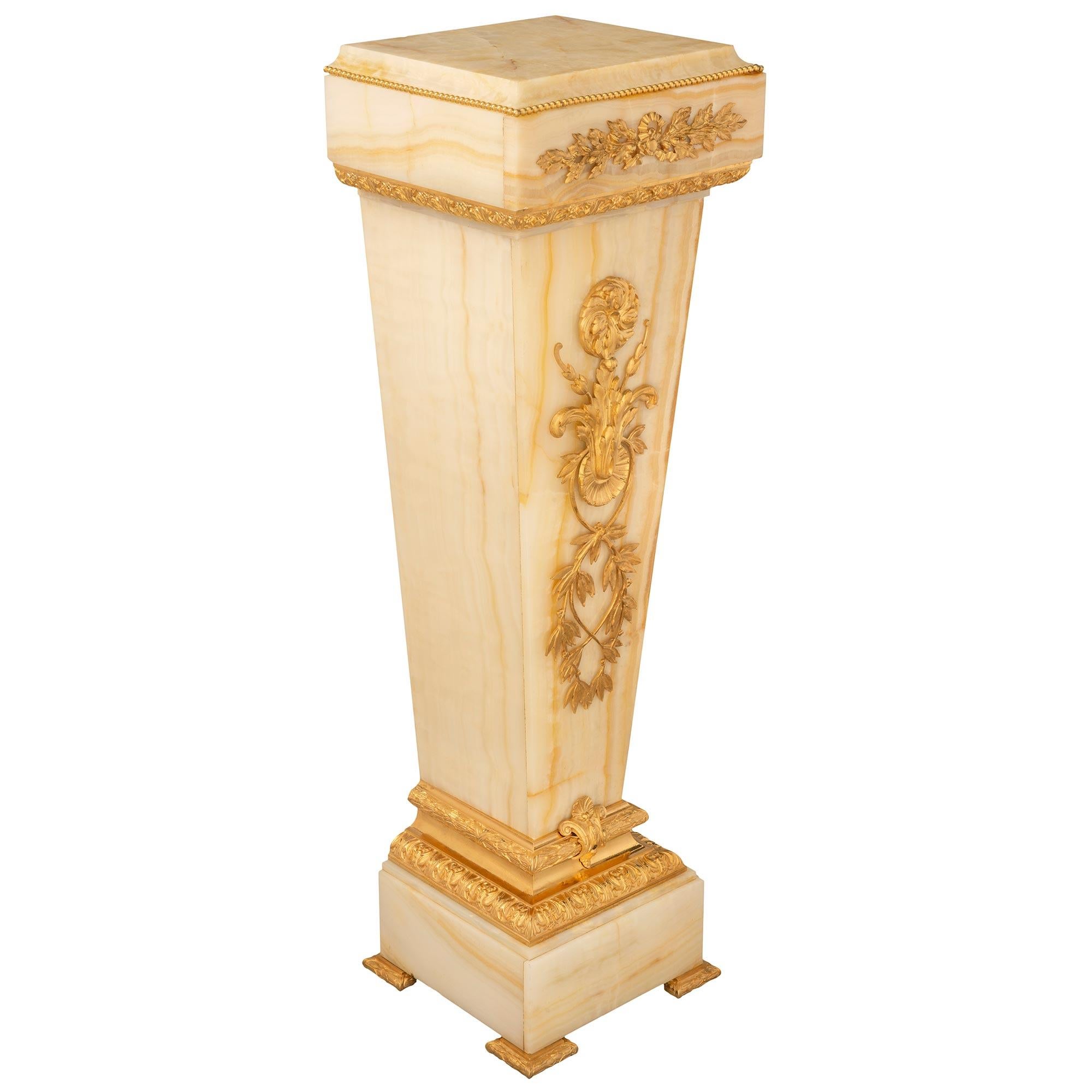 French 19th Century Louis XVI St. Onyx and Ormolu Pedestal Column In Good Condition For Sale In West Palm Beach, FL
