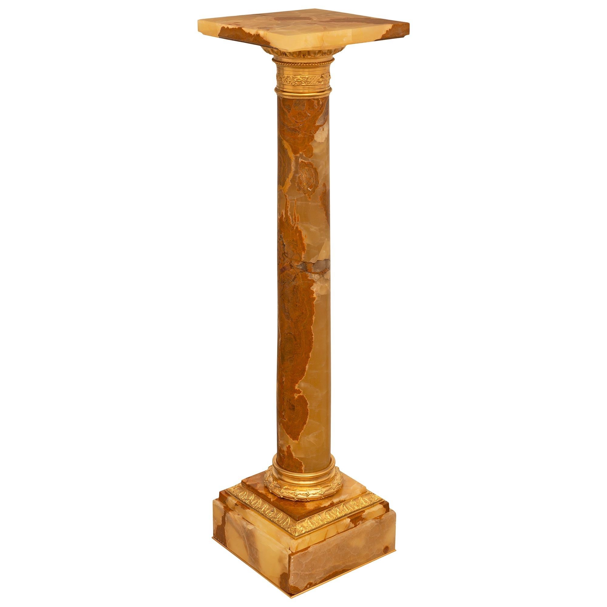 Francese Colonna con piedistallo in onice e ormolu del XIX secolo, in stile Luigi XVI. in vendita