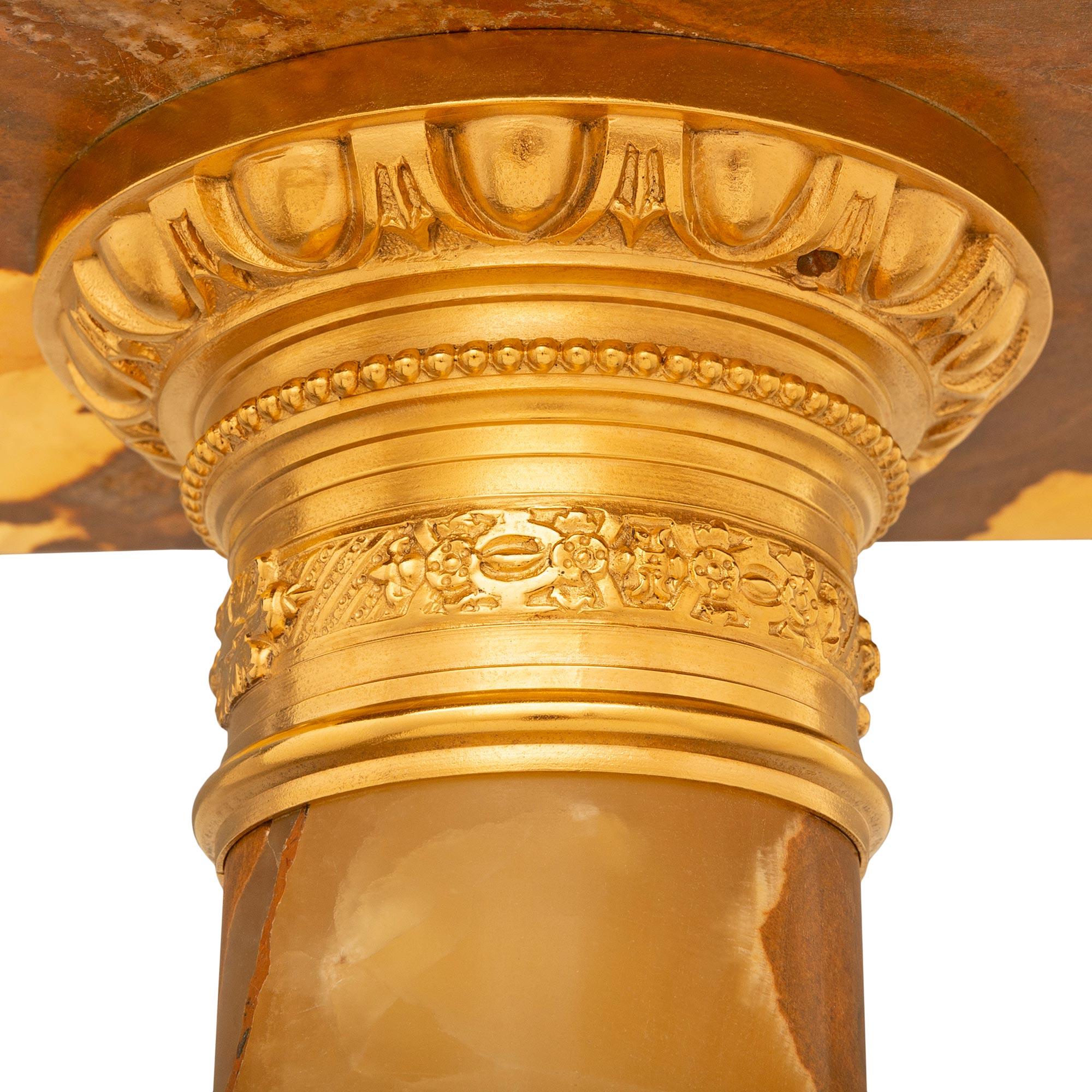Colonna con piedistallo in onice e ormolu del XIX secolo, in stile Luigi XVI. In condizioni buone in vendita a West Palm Beach, FL