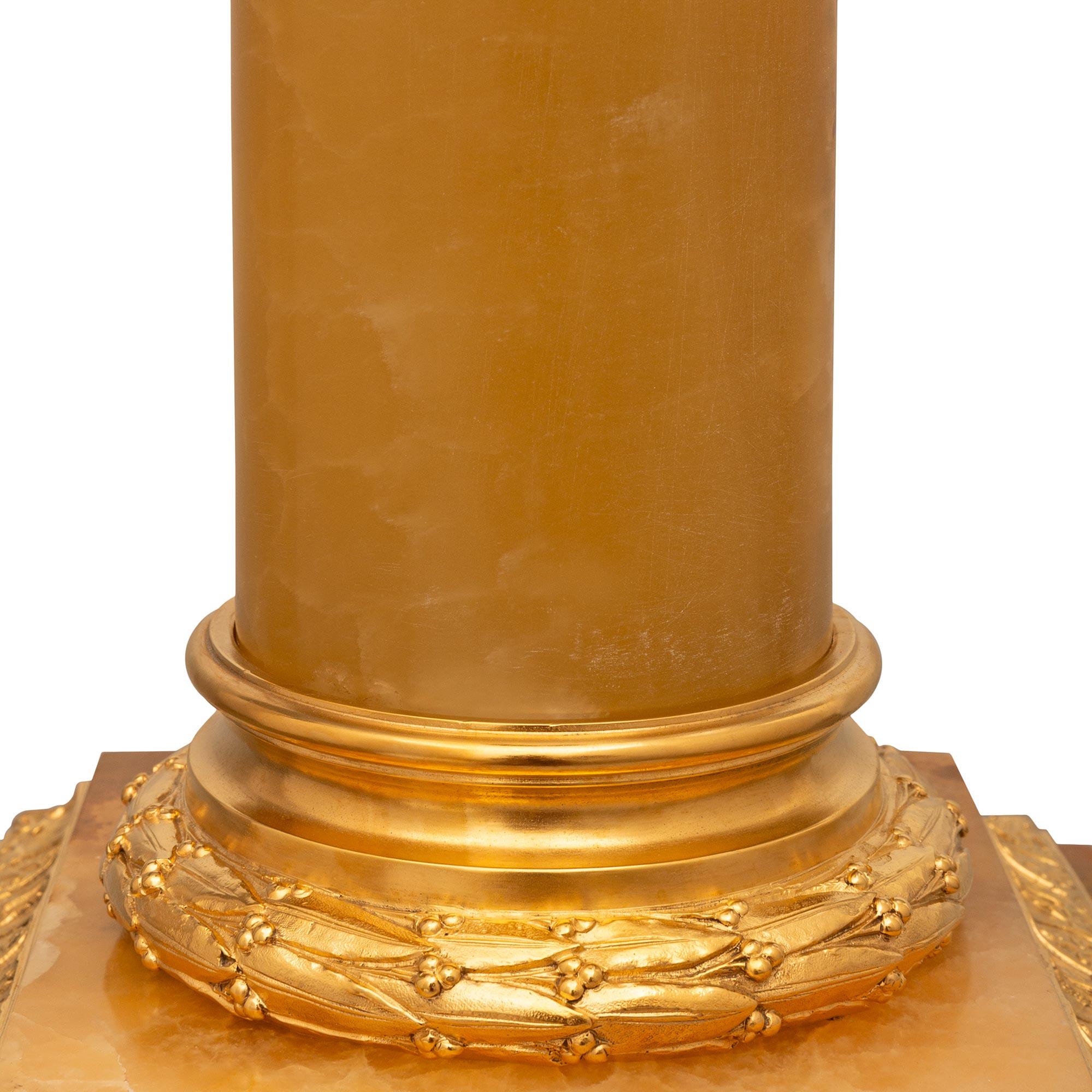 Colonna con piedistallo in onice e ormolu del XIX secolo, in stile Luigi XVI. in vendita 1