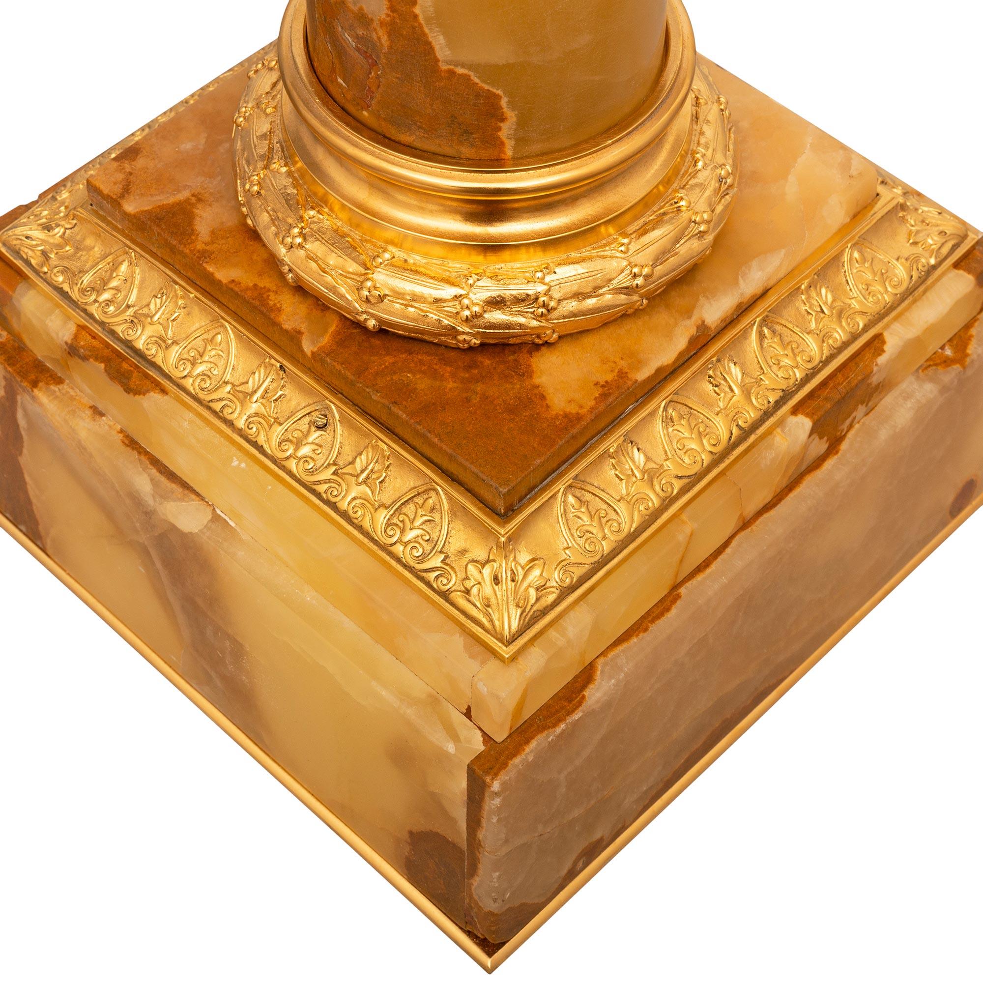 Colonna con piedistallo in onice e ormolu del XIX secolo, in stile Luigi XVI. in vendita 2
