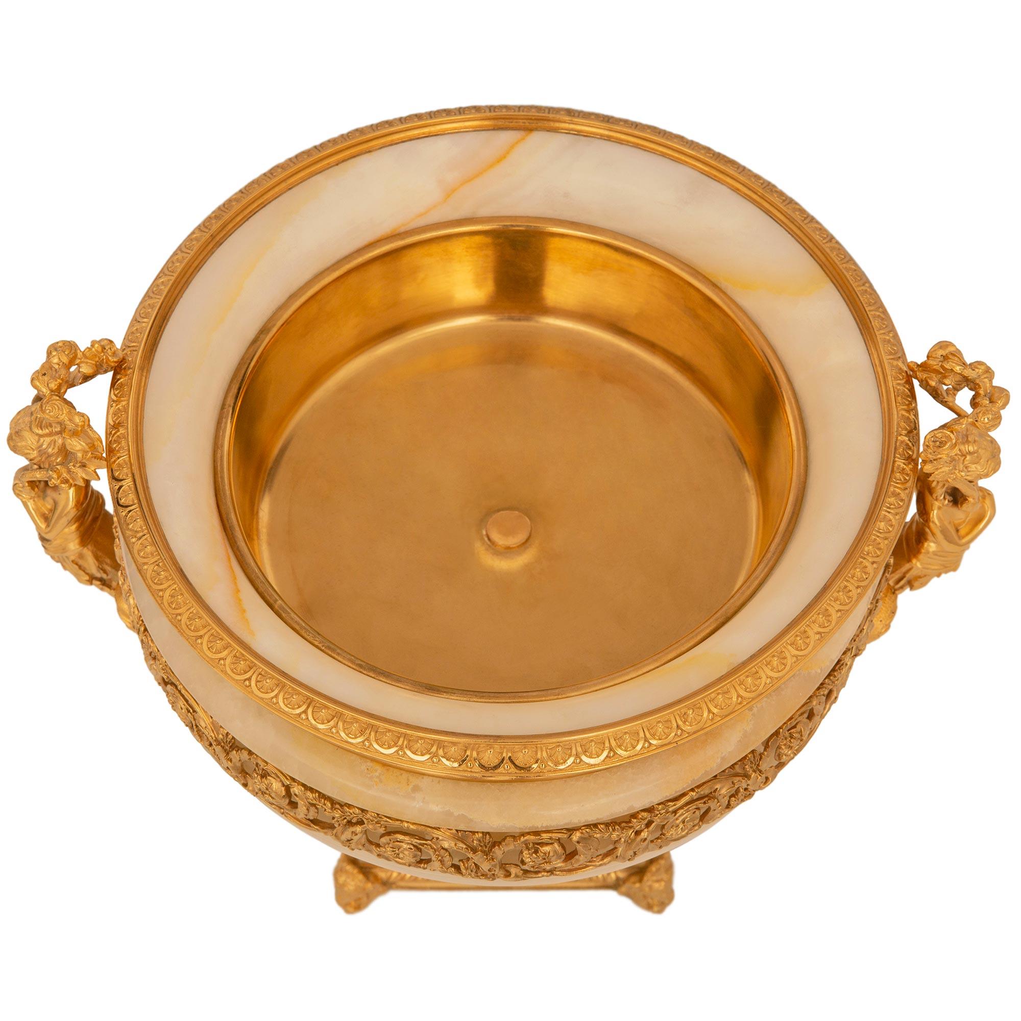 Urne/centre de table en onyx et bronze doré de style Louis XVI du 19e siècle. en vente 2