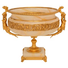 Urne/centre de table en onyx et bronze doré de style Louis XVI du 19e siècle.