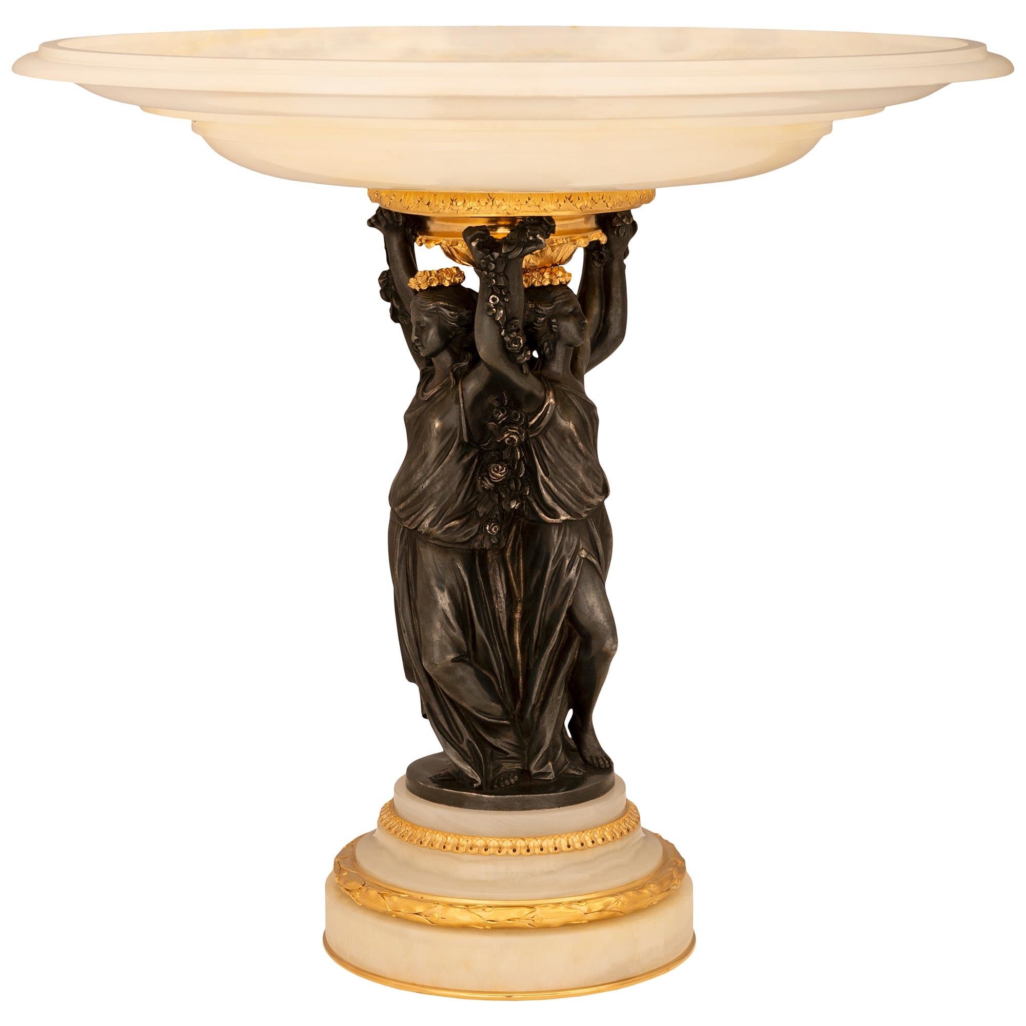 Francese Centrotavola francese del XIX secolo in stile Luigi XVI in onice, ormolu e bronzo in vendita