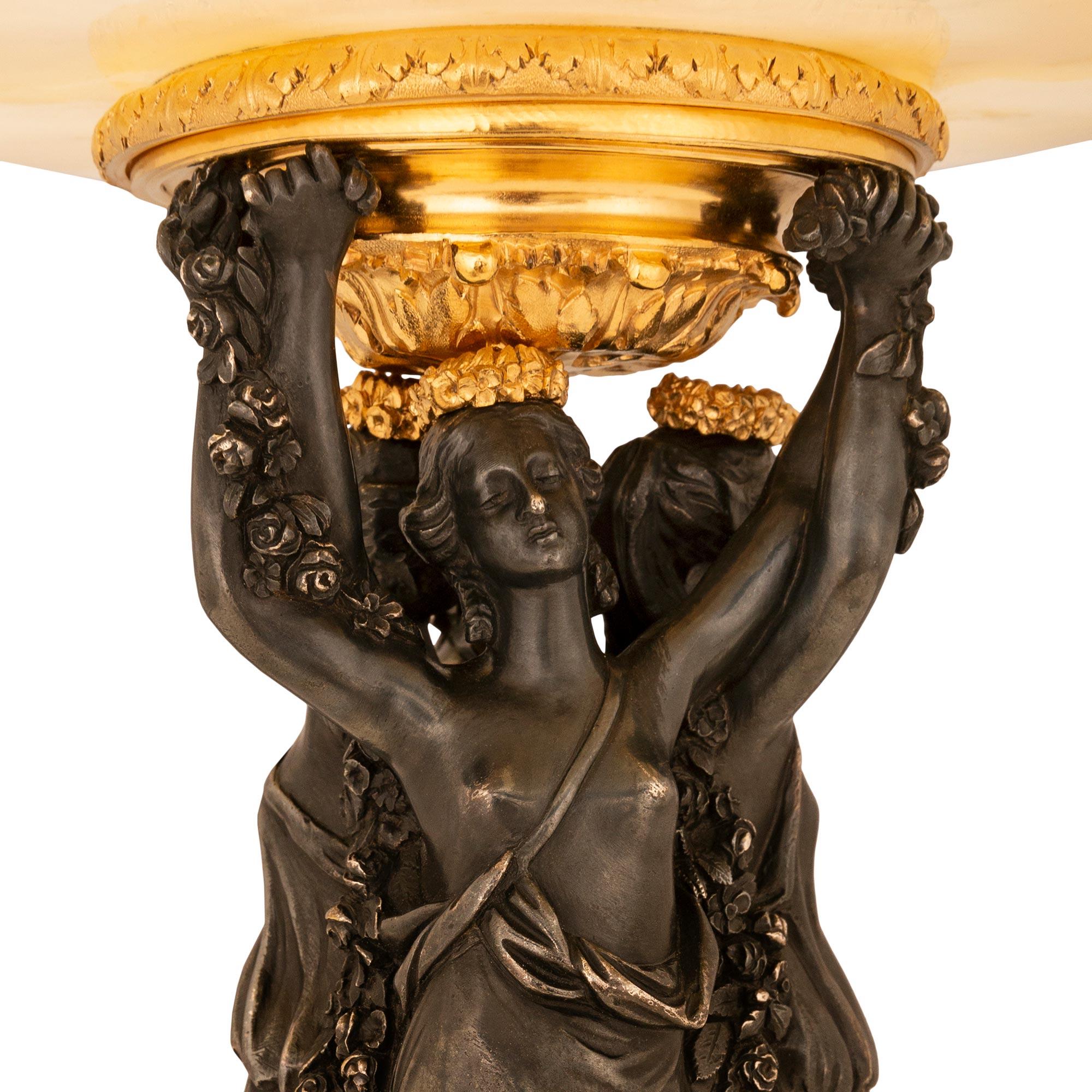 Bronzo Centrotavola francese del XIX secolo in stile Luigi XVI in onice, ormolu e bronzo in vendita