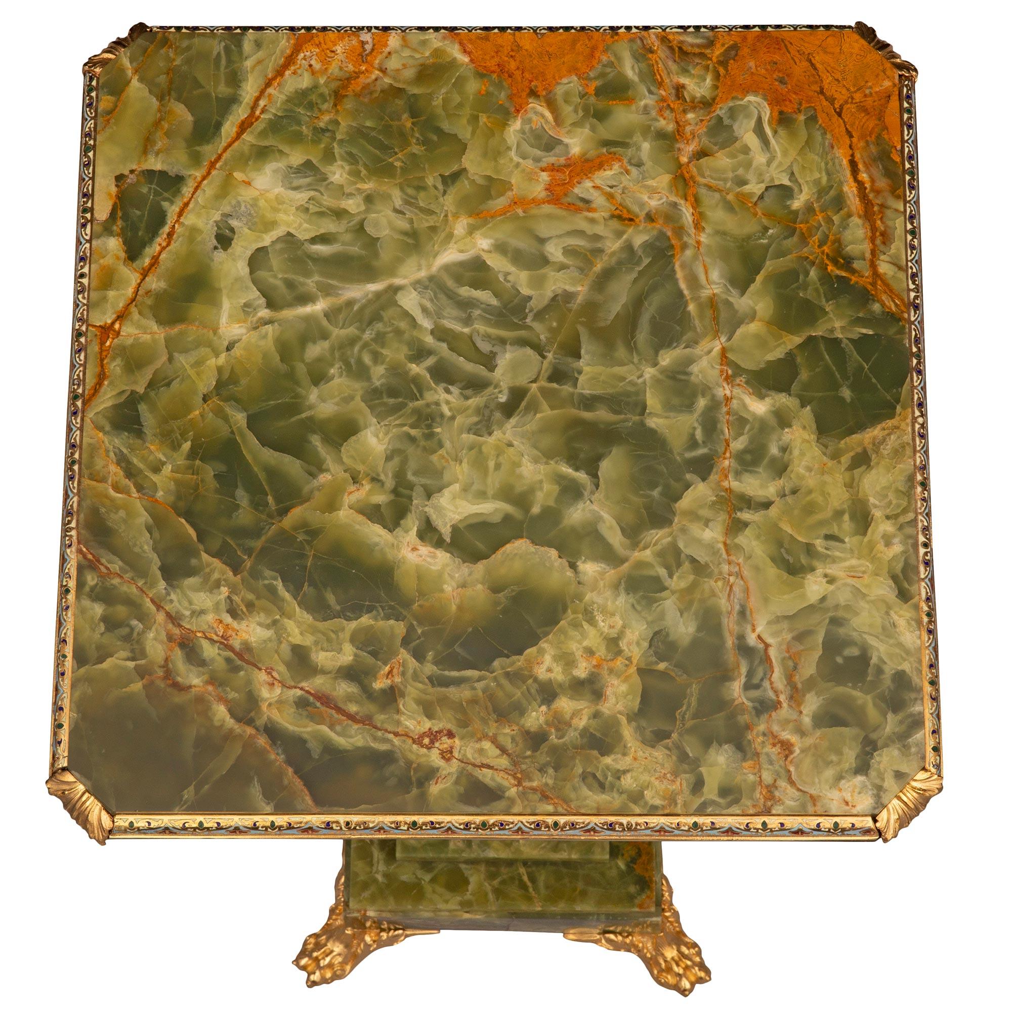 Superbe table d'appoint/pédestal en onyx, bronze doré et cloisonné, d'époque Louis XVI et Belle Époque. La table est surélevée par une base carrée en onyx avec une élégante bordure mouchetée et des pieds à pattes en bronze doré à volutes feuillues.