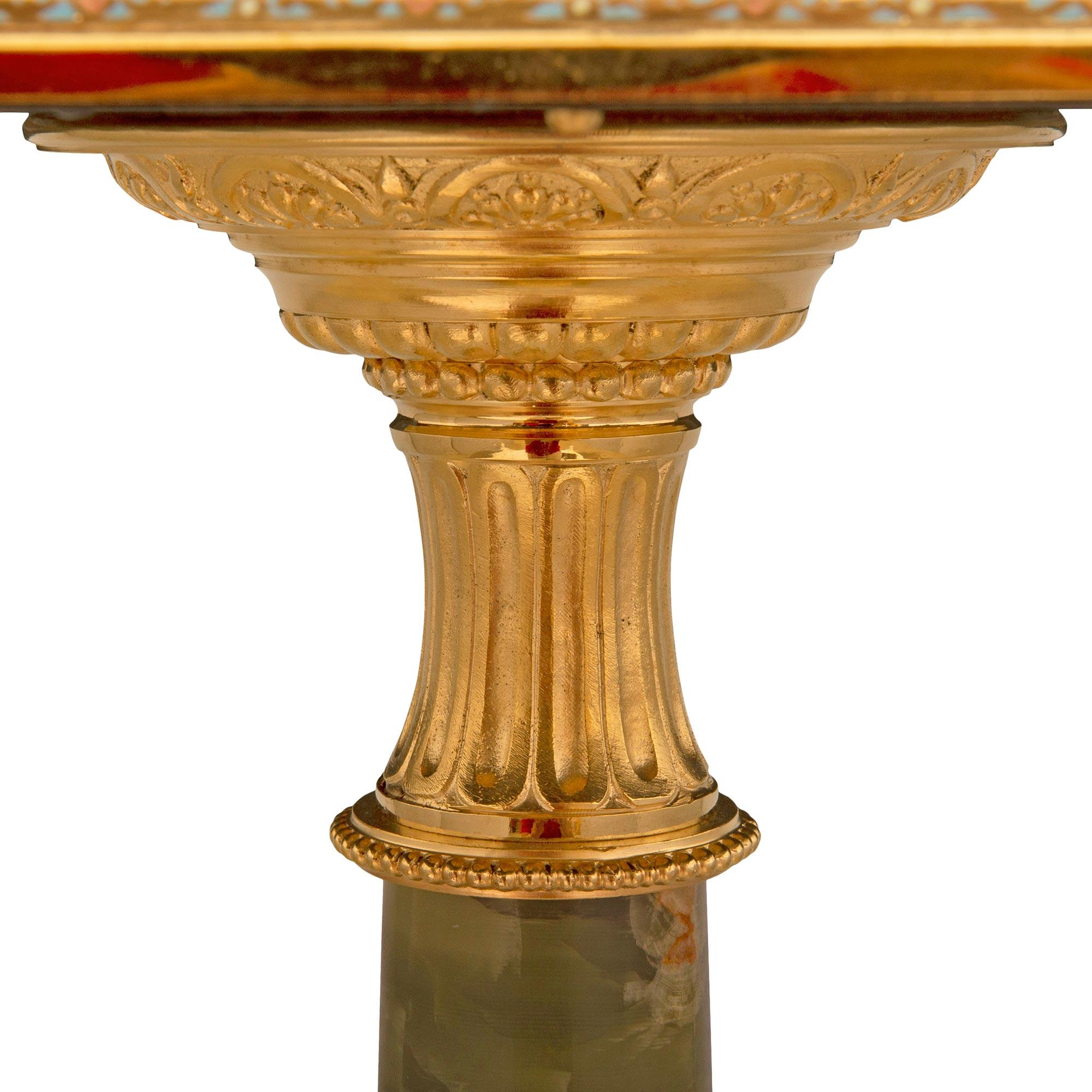 XIXe siècle Table d'appoint Louis XVI du 19ème siècle en onyx, bronze doré et cloisonné en vente