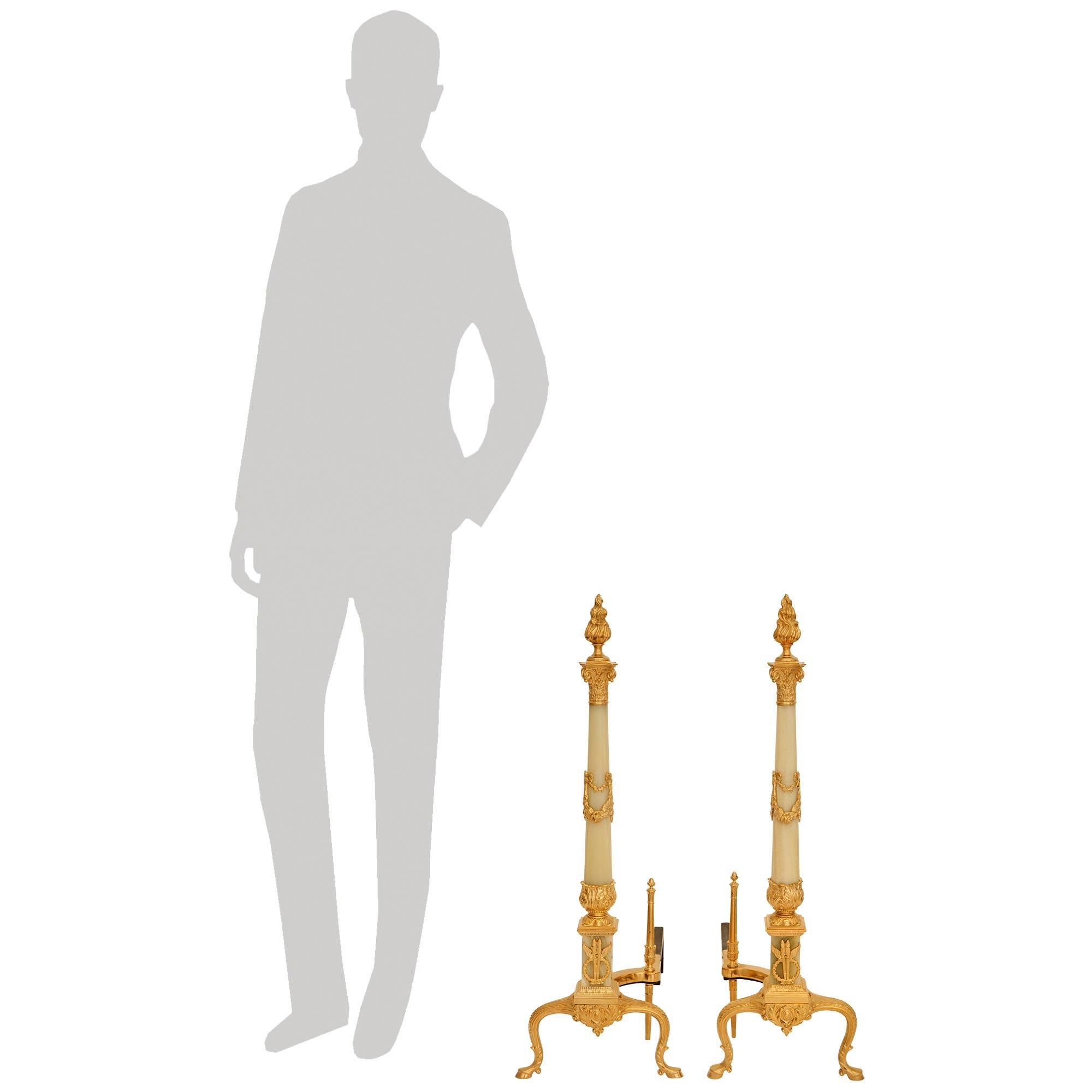 Una coppia elegante e di alta qualità di candelabri francesi del XIX secolo in onice, ormolu e ferro battuto. Ogni splendido ferro da stiro è sollevato da due gambe anteriori a volute in Ormolu con foglie d'acanto affusolate in alto e terminanti con