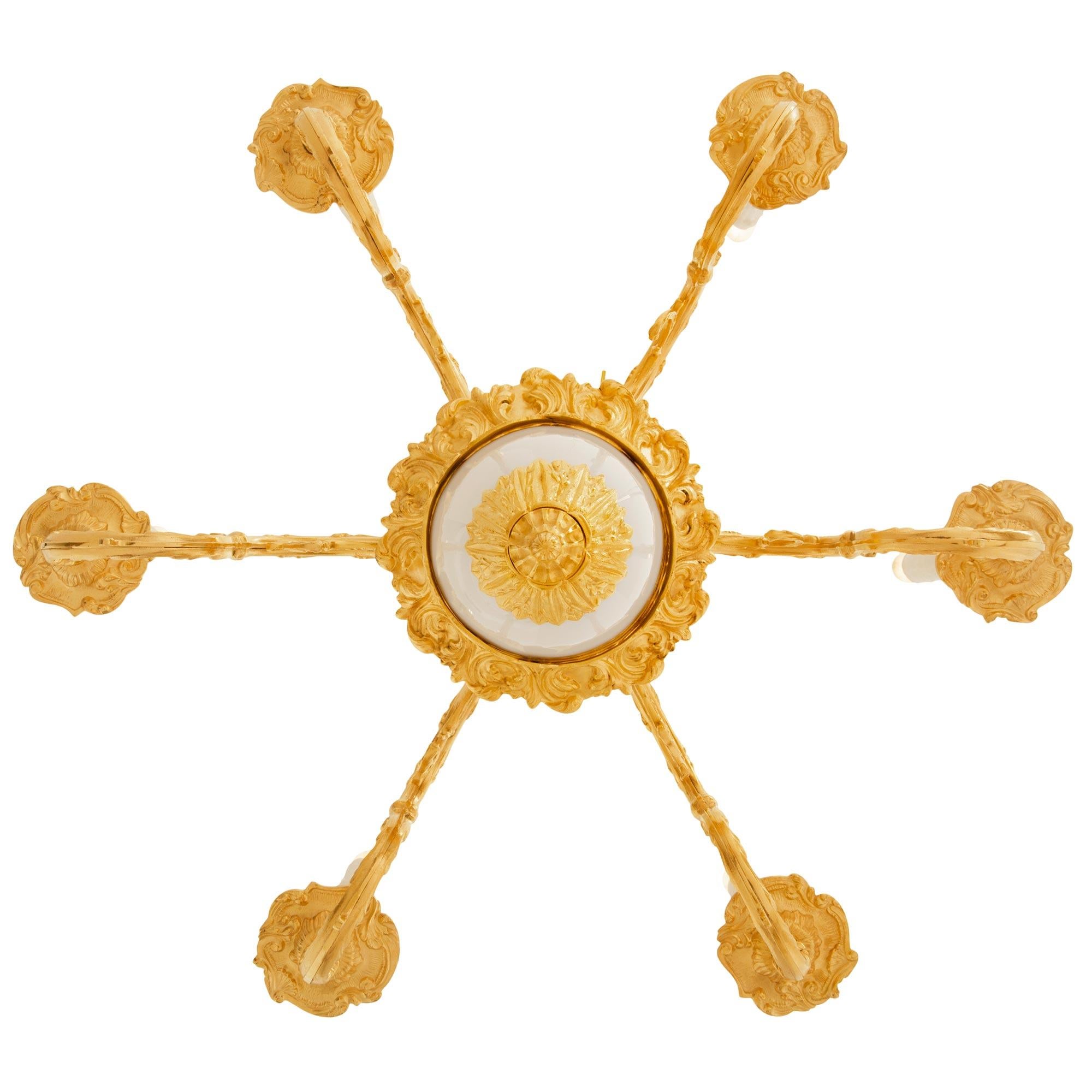 Araña de cristal opalino y ormolina francesa del siglo XIX, estilo Luis XVI en venta 5