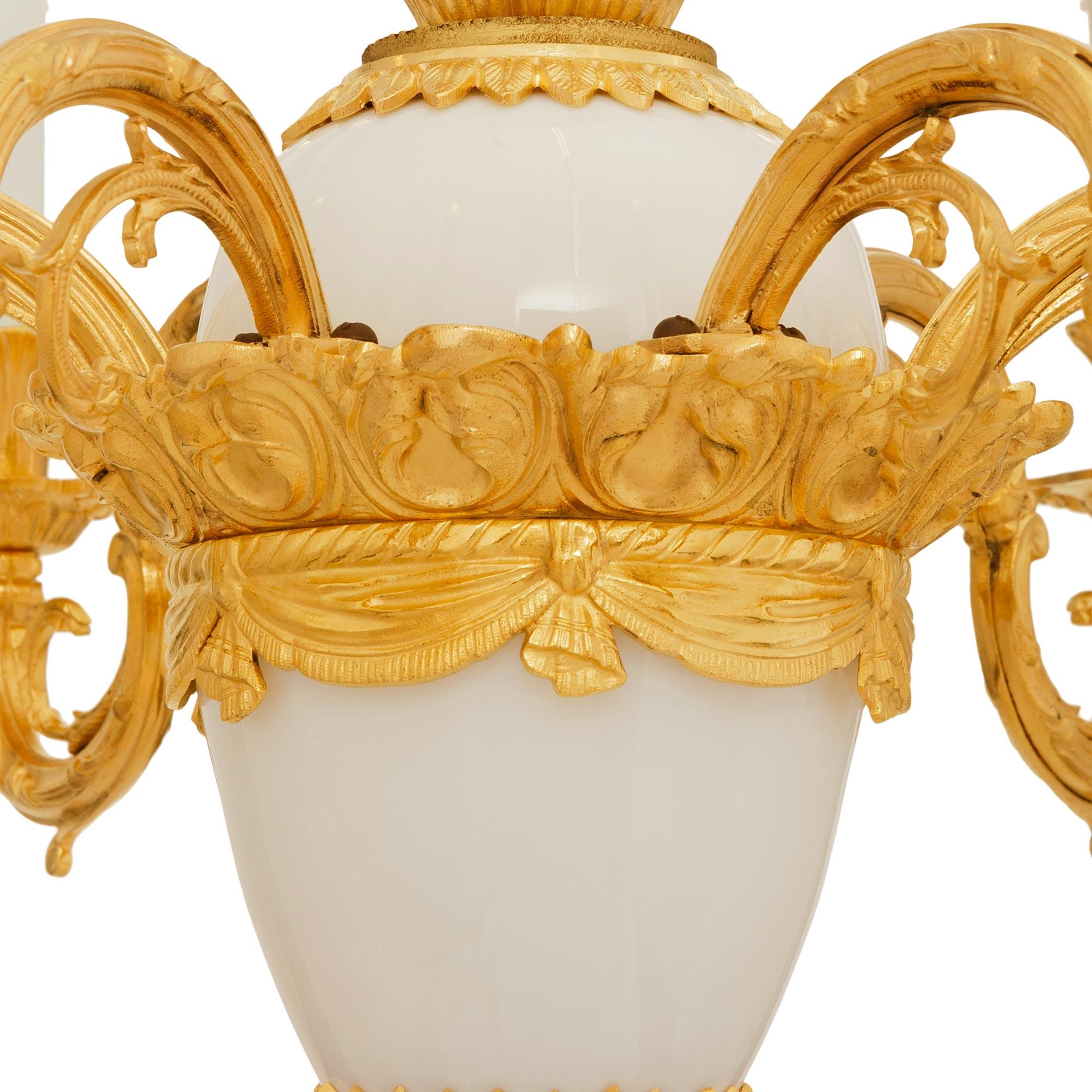 Araña de cristal opalino y ormolina francesa del siglo XIX, estilo Luis XVI en venta 3