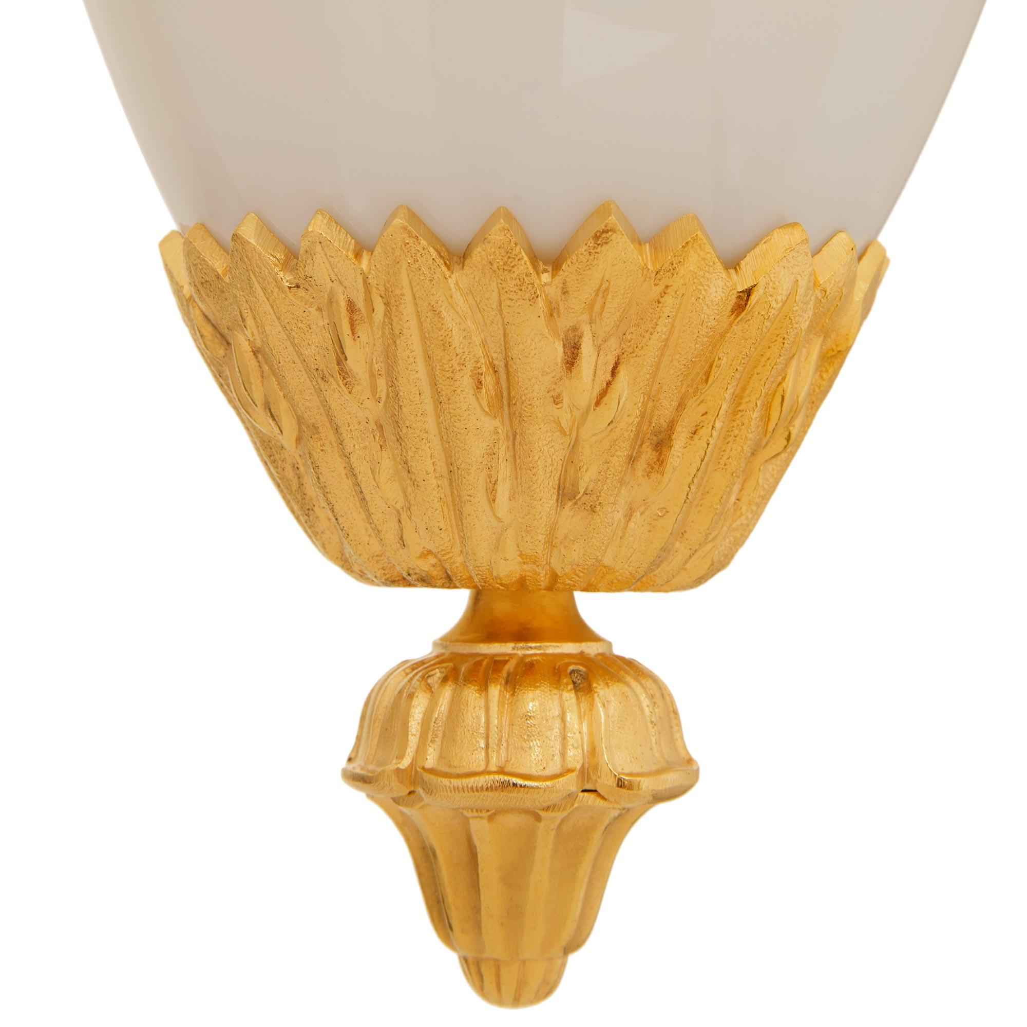 Araña de cristal opalino y ormolina francesa del siglo XIX, estilo Luis XVI en venta 4
