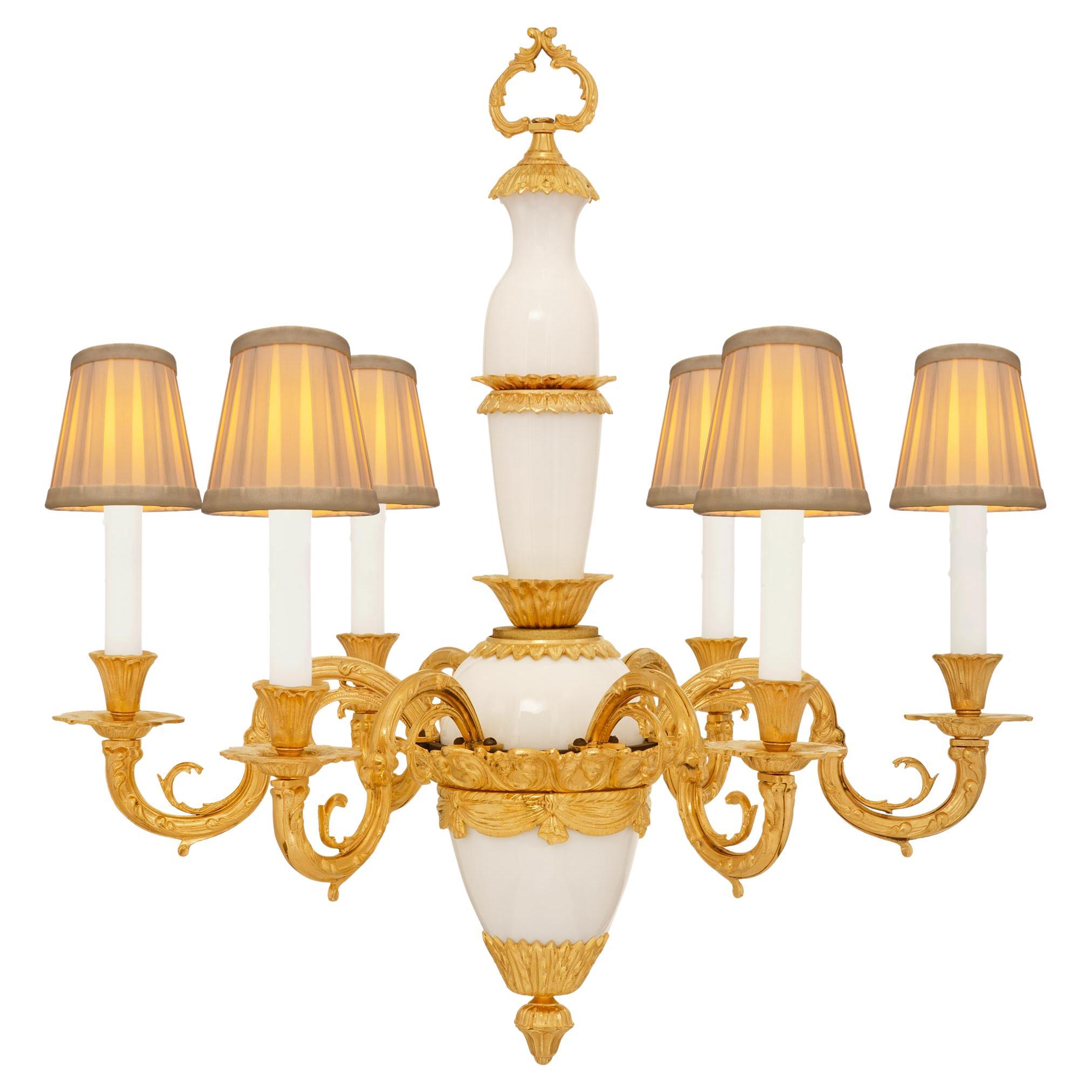 Französisch 19. Jahrhundert Louis XVI st. Opaline Glas und Ormolu Kronleuchter