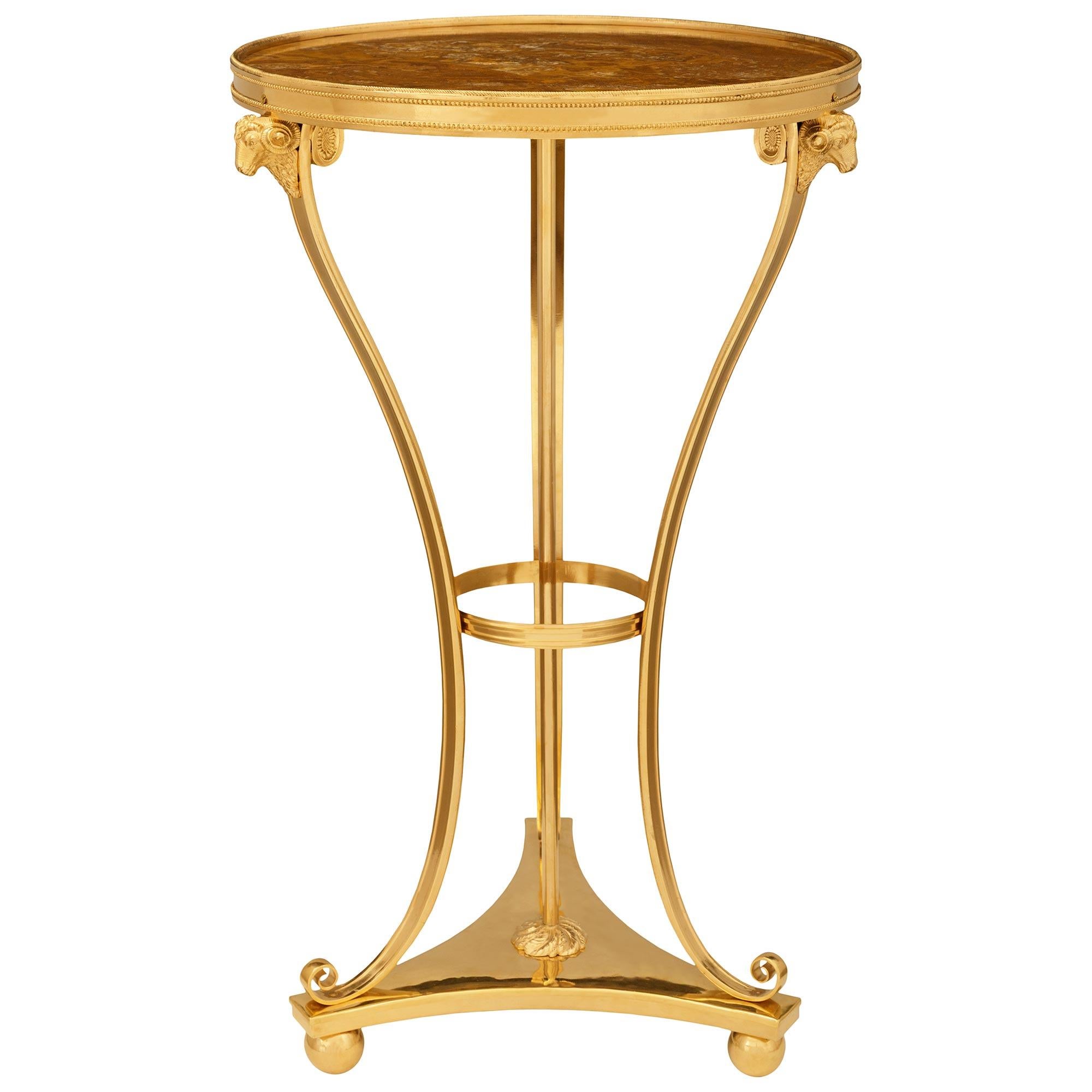 Français Table d'appoint en bronze doré et albâtre de style Louis XVI du 19e siècle en vente