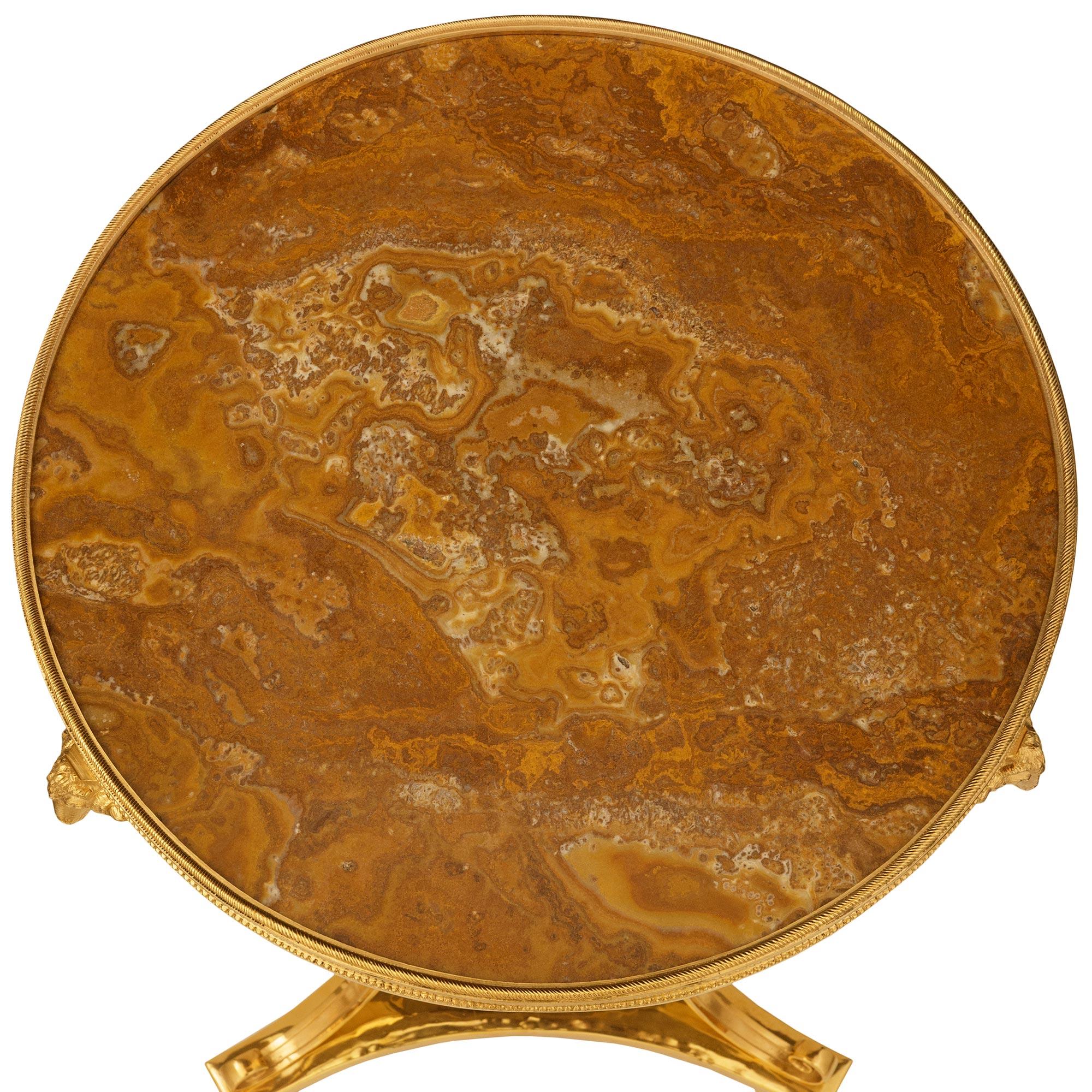 Table d'appoint en bronze doré et albâtre de style Louis XVI du 19e siècle en vente 3