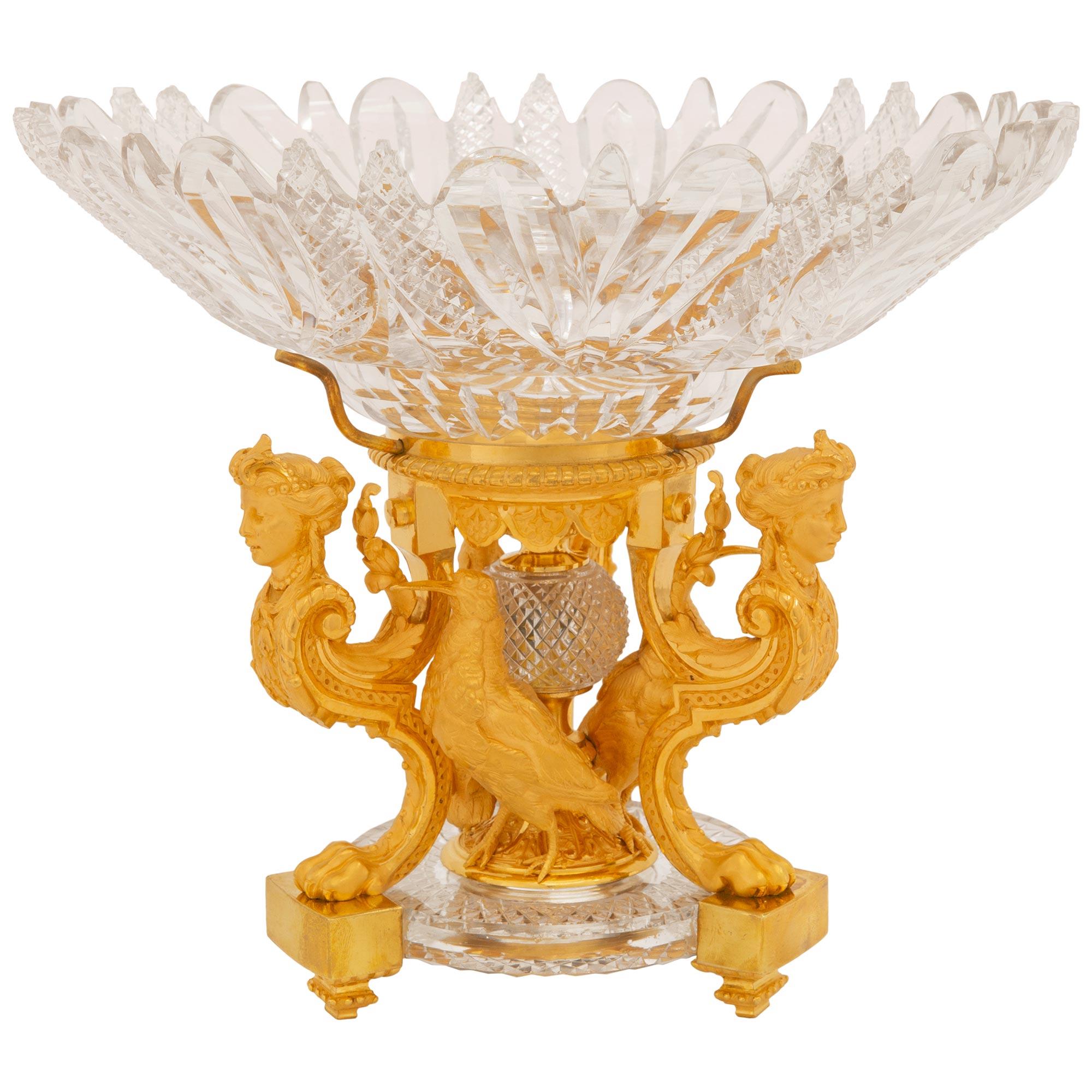 Français Centre de table français du 19ème siècle de style Louis XVI en bronze doré et cristal de Baccarat en vente