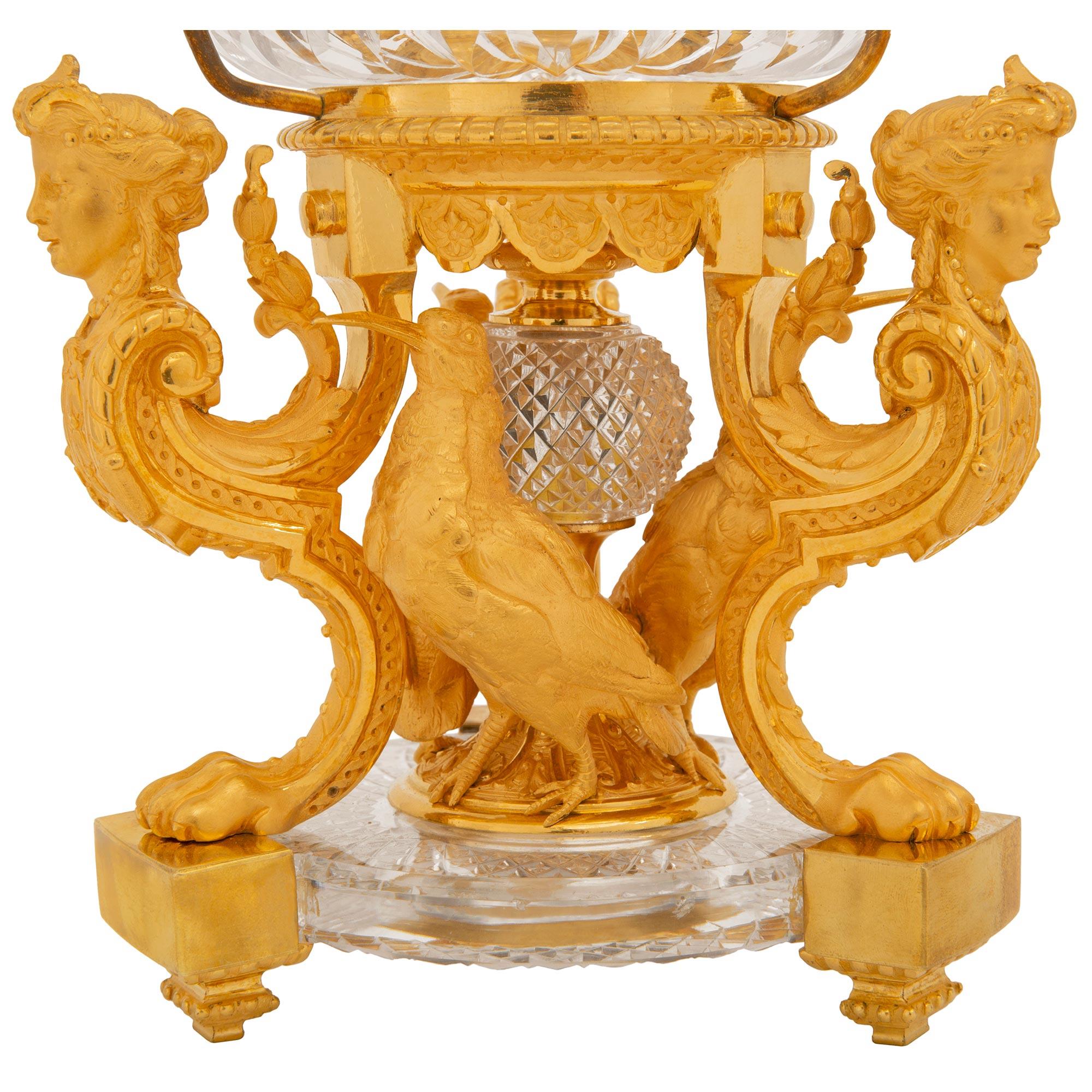 XIXe siècle Centre de table français du 19ème siècle de style Louis XVI en bronze doré et cristal de Baccarat en vente