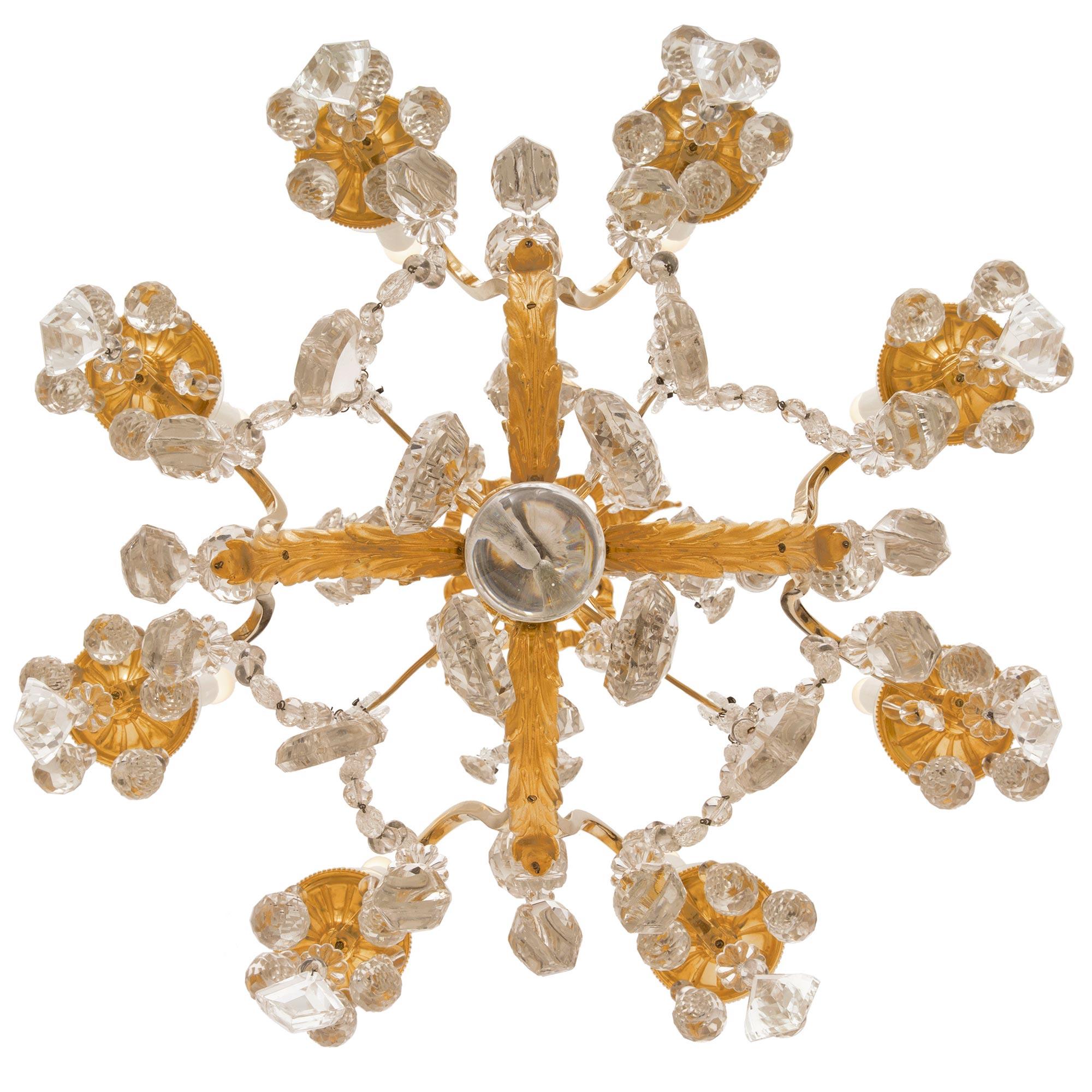 Exceptionnel et unique lustre français du XIXe siècle en bronze doré et cristal de Baccarat. Le lustre à huit branches est centré par une magnifique boule en cristal massif sous un fin fleuron en bronze doré entouré de jolies pampilles en cristal