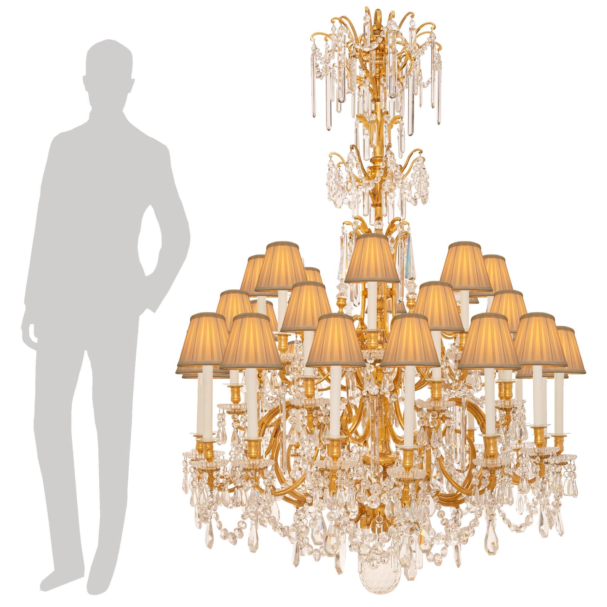 Impresionante y monumental araña francesa del siglo XIX, de estilo Luis XVI, de Ormolu y cristal de Baccarat. Esta impresionante lámpara de treinta y dos luces está centrada por una maravillosa esfera de cristal que cuelga de la base del armazón.