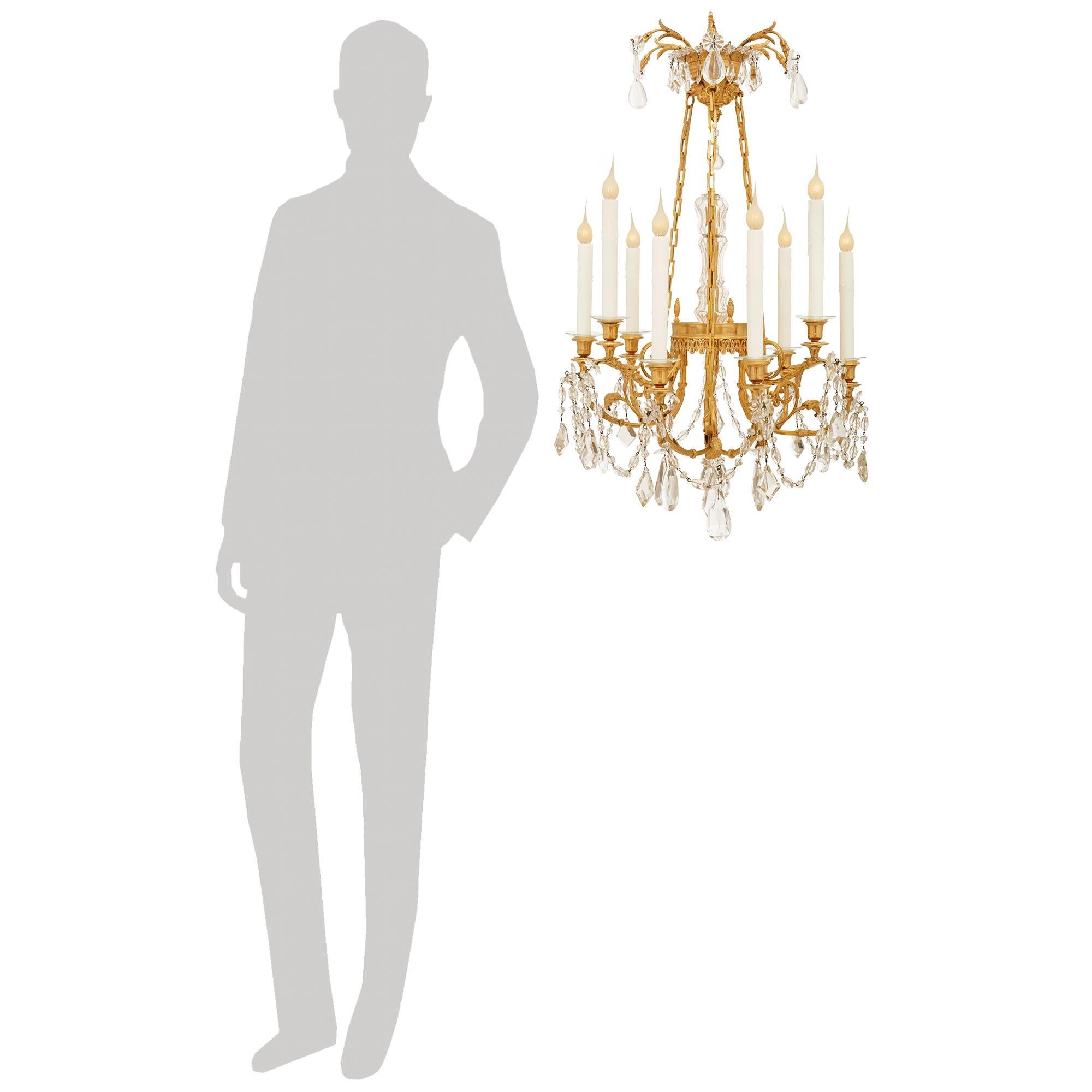 Un elegante e pregiato lampadario francese del XIX secolo St. Louis Crystal e Ormolu. Questo splendido lampadario a nove bracci è centrato nella parte inferiore da una sfera di cristallo Baccarat sospesa da un terminale con bacche. I bracci si