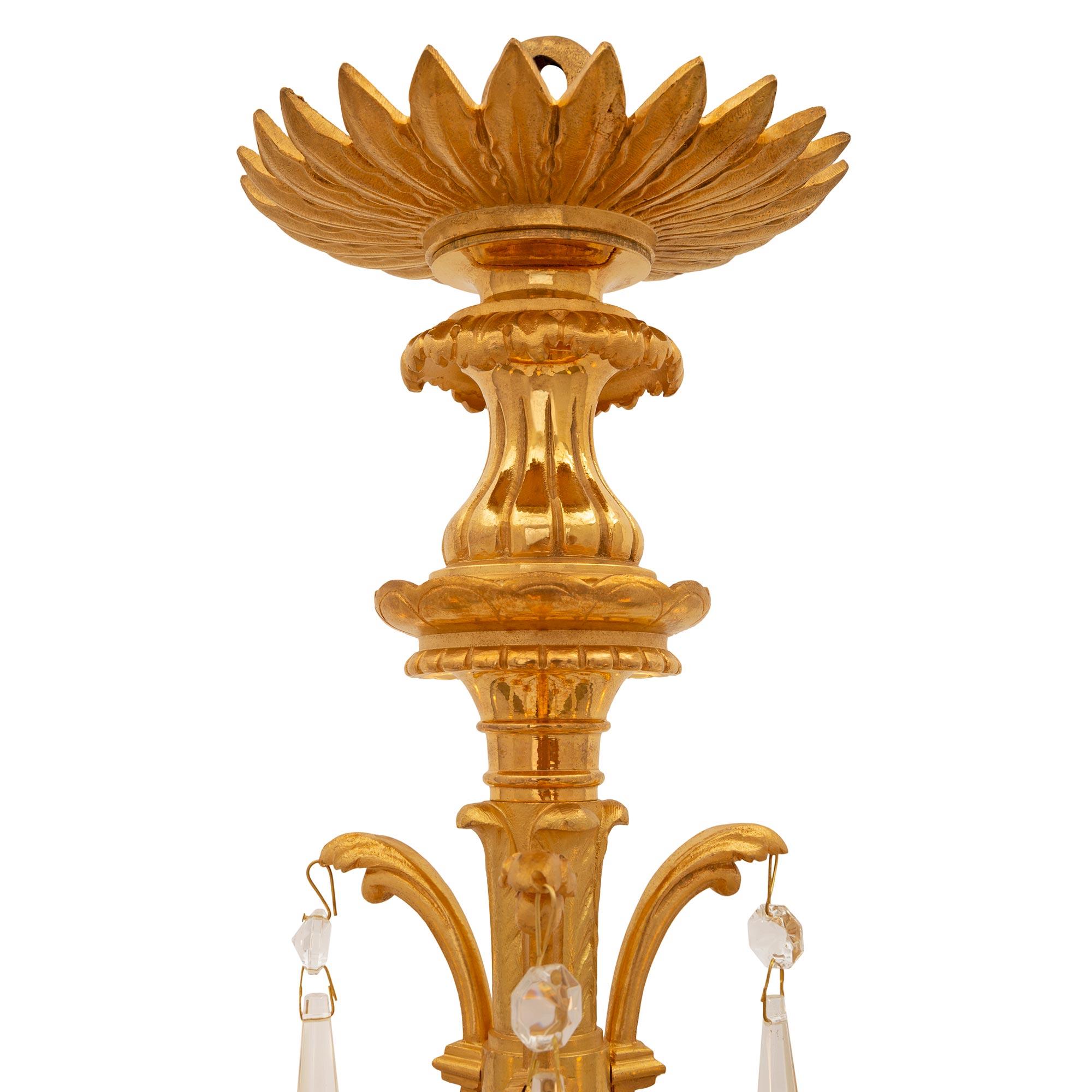 Français Lustre français du 19ème siècle de style Louis XVI en bronze doré et cristal de Baccarat en vente