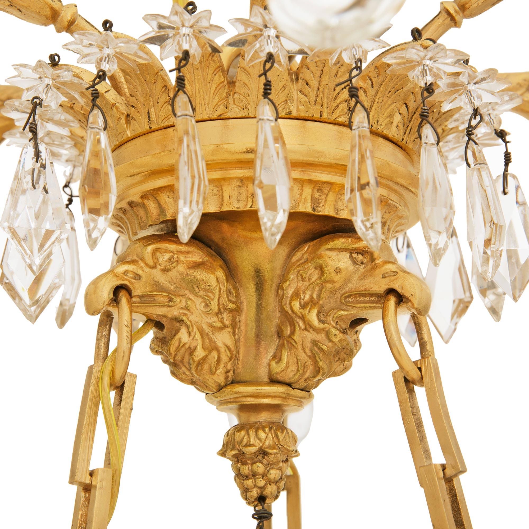 Lampadario francese del XIX secolo in stile Luigi XVI in Ormolu e cristallo Baccarat In condizioni buone in vendita a West Palm Beach, FL