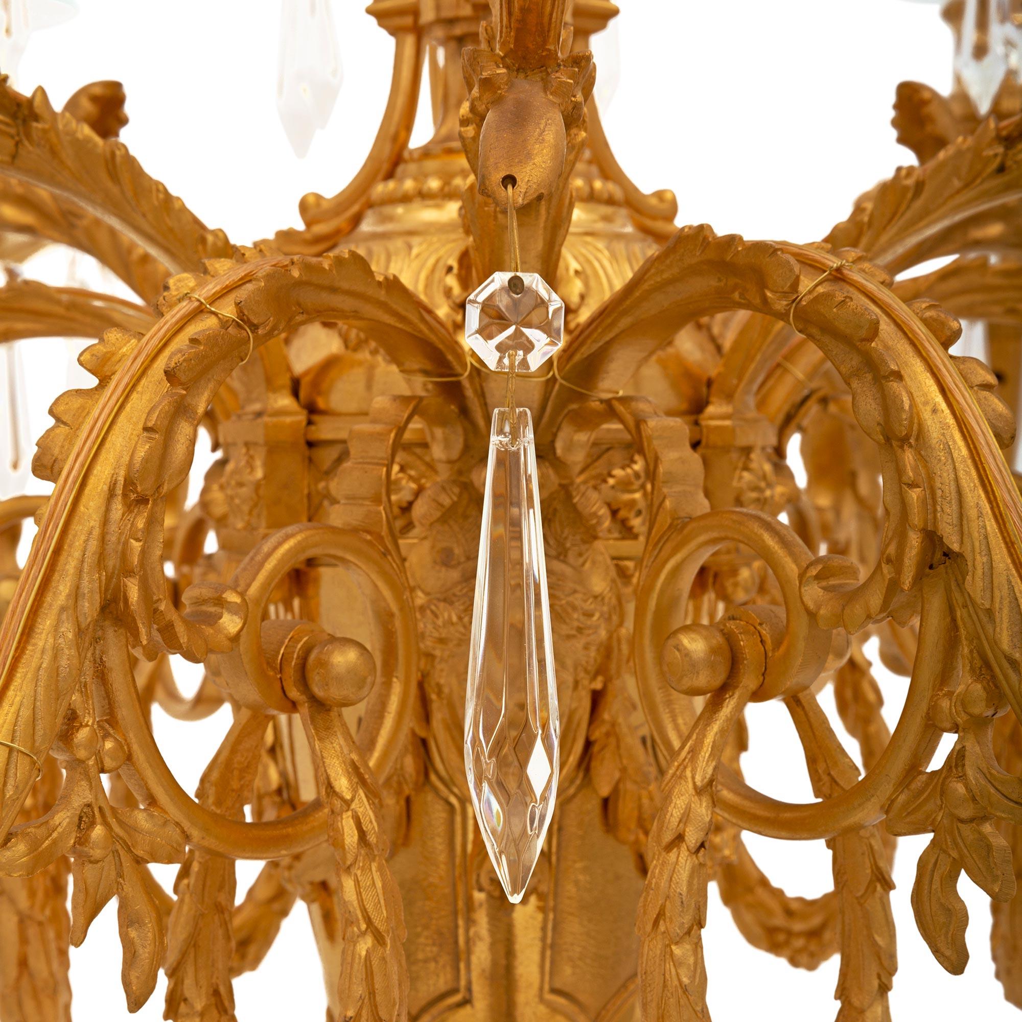 Kronleuchter aus Goldbronze und Baccarat-Kristall im Louis-XVI-Stil des 19. Jahrhunderts im Angebot 1